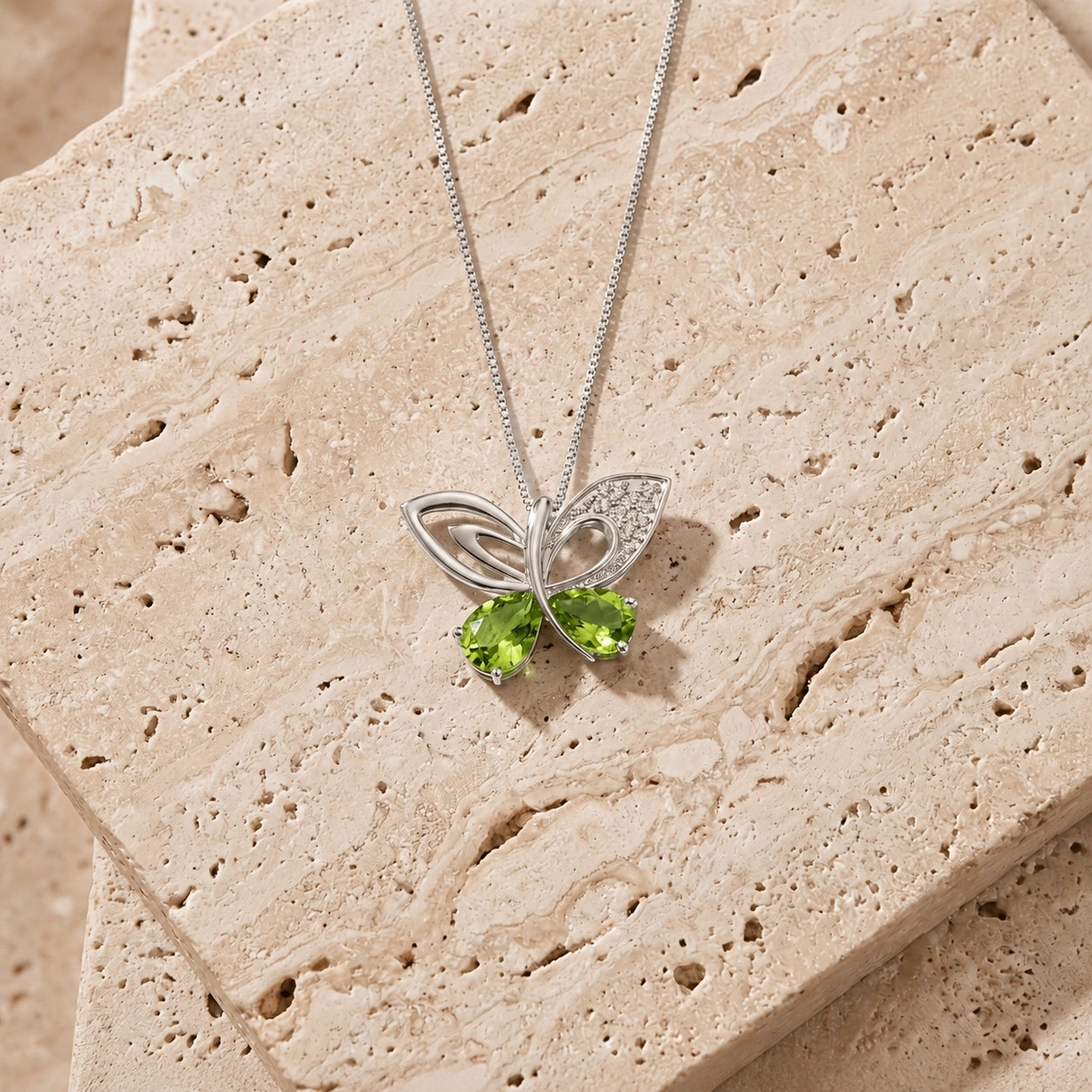 White Gold Classic Pendant Necklace Peridot 10K — Fedora