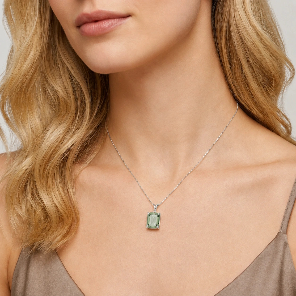 White Gold Belle Necklace Emerald 10K — Isaura