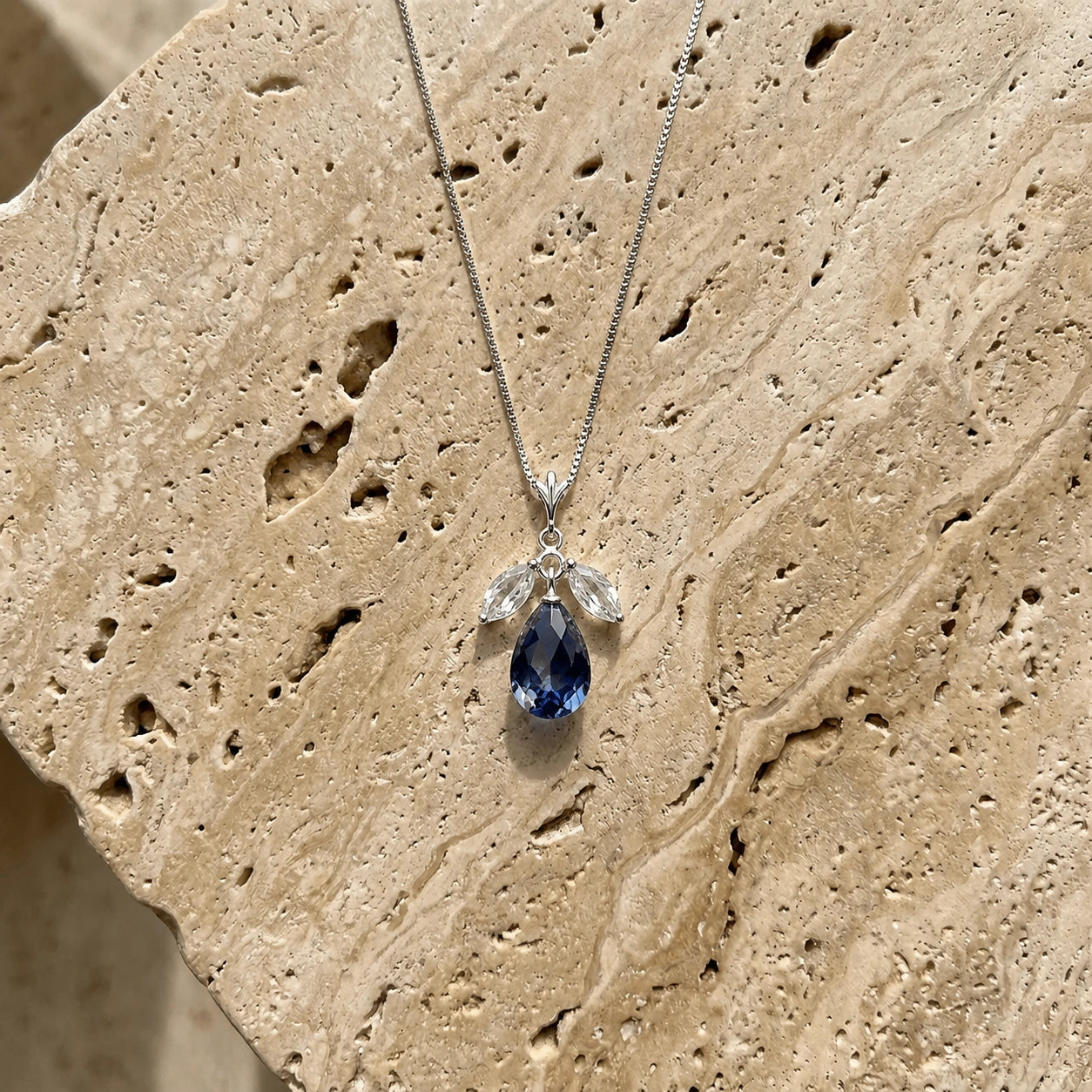 White Gold Necklace Emerald 10K — Laura
