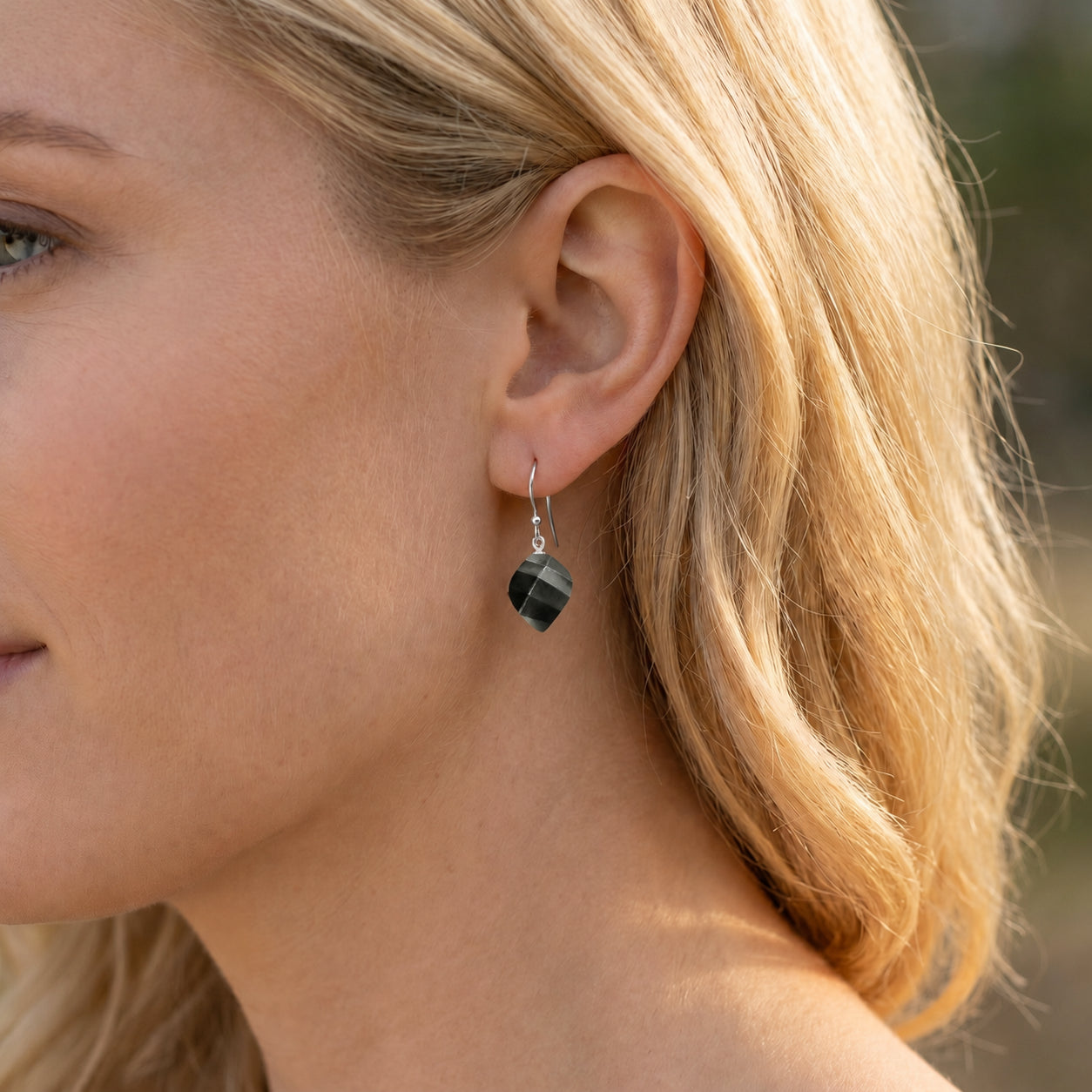 White Gold Earrings Sapphire 10K — Calliope