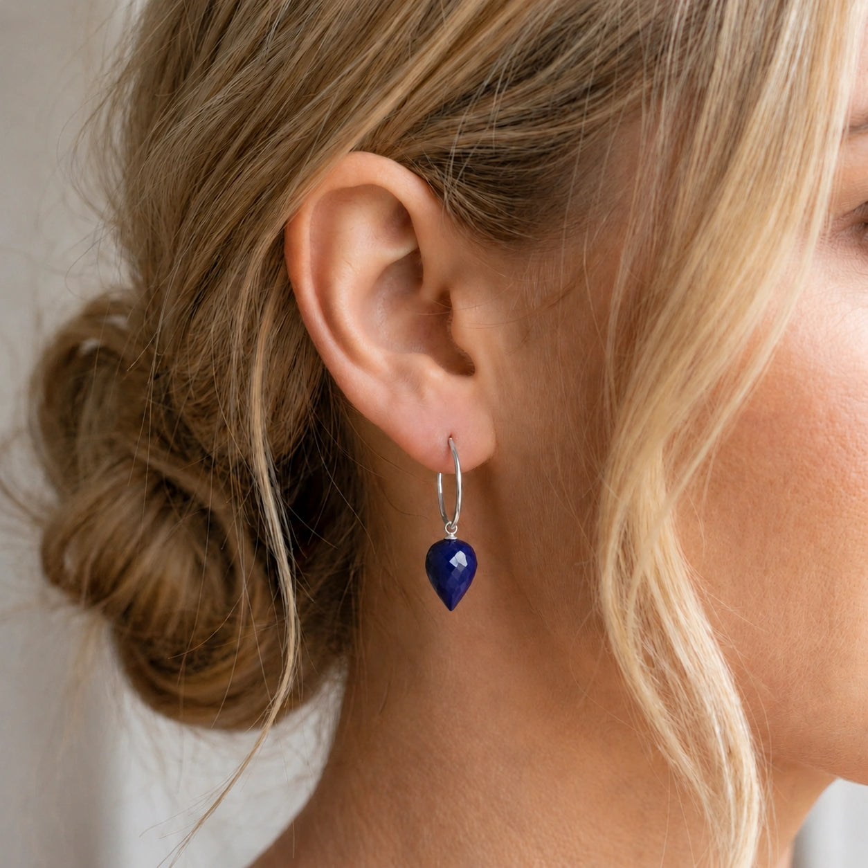 White Gold Pet Hoop Earrings Sapphire 10K — Malvina