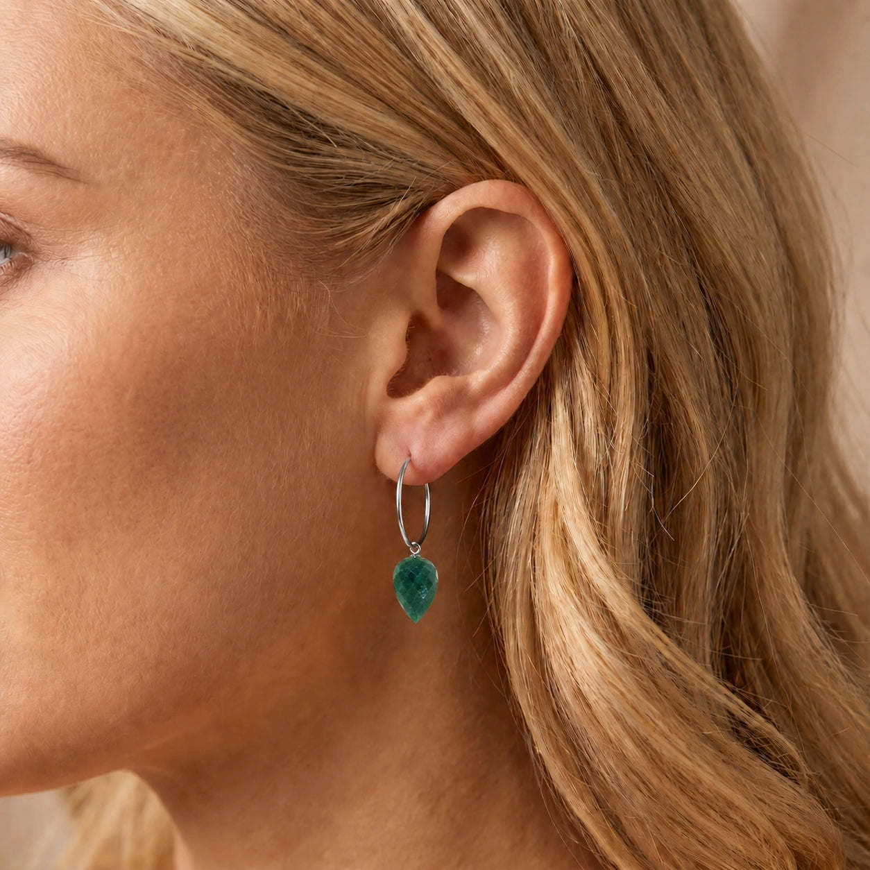 White Gold Pet Hoop Earrings Emerald 10K — Malvina