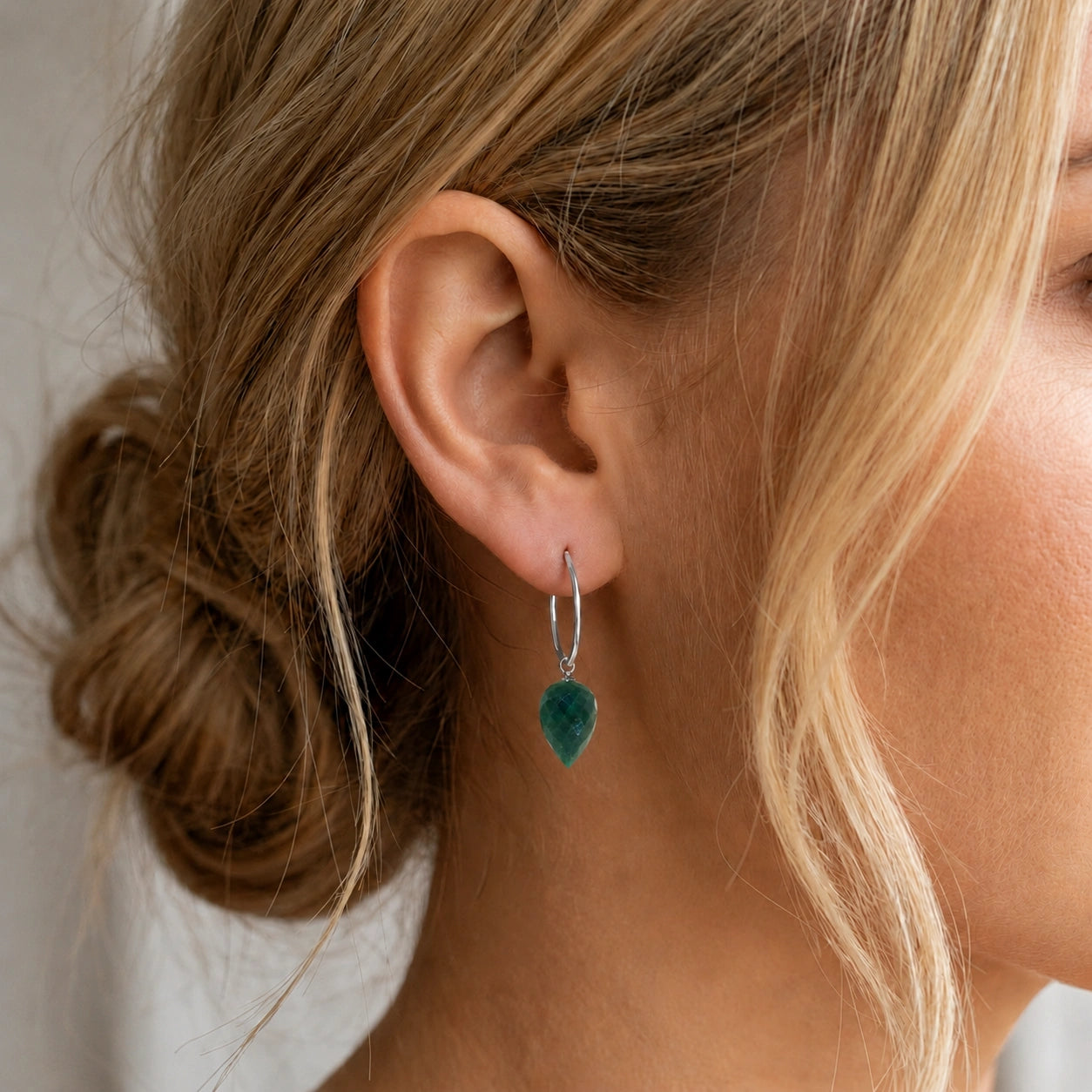 White Gold Pet Hoop Earrings Emerald 10K — Malvina