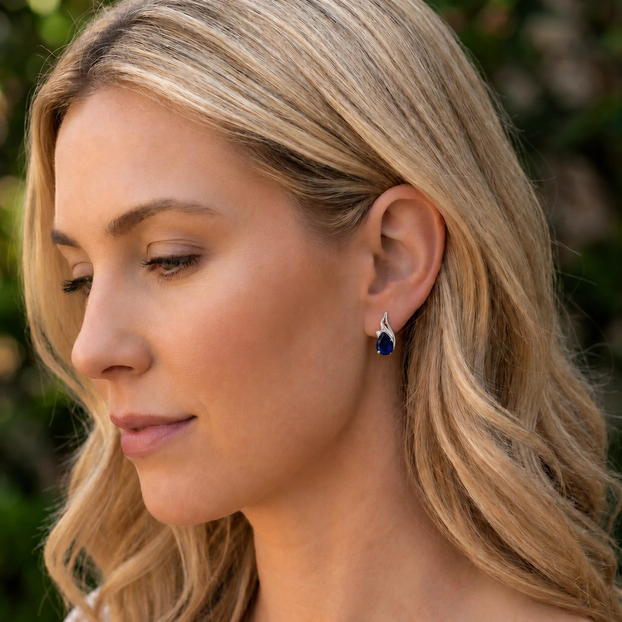White Gold Signature Stud Earrings Sapphire 10K — Tosca