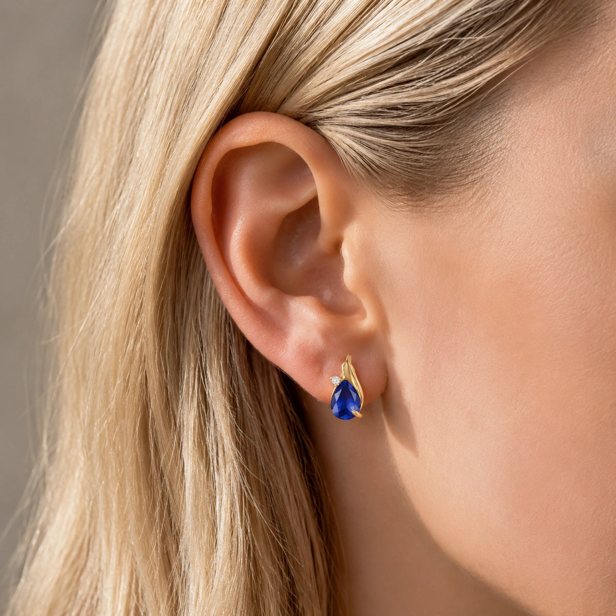 Yellow Gold Signature Stud Earrings Sapphire 10K — Tosca