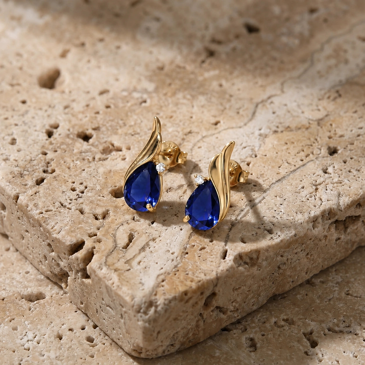 Yellow Gold Signature Stud Earrings Sapphire 10K — Tosca
