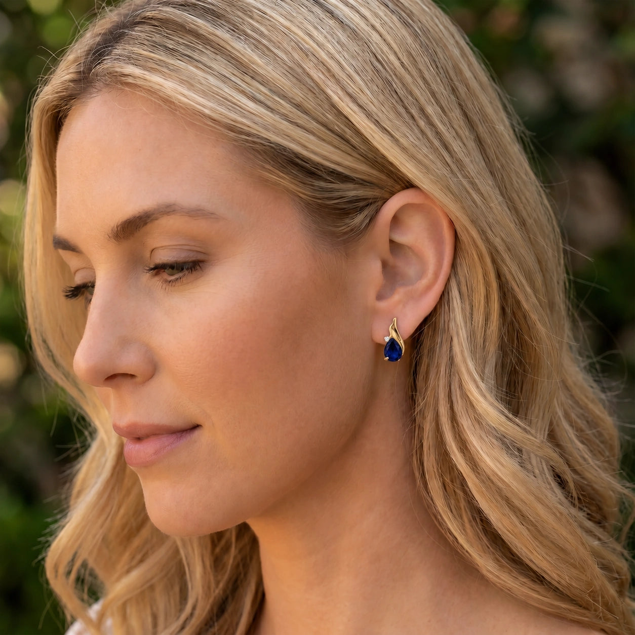 Yellow Gold Signature Stud Earrings Sapphire 10K — Tosca