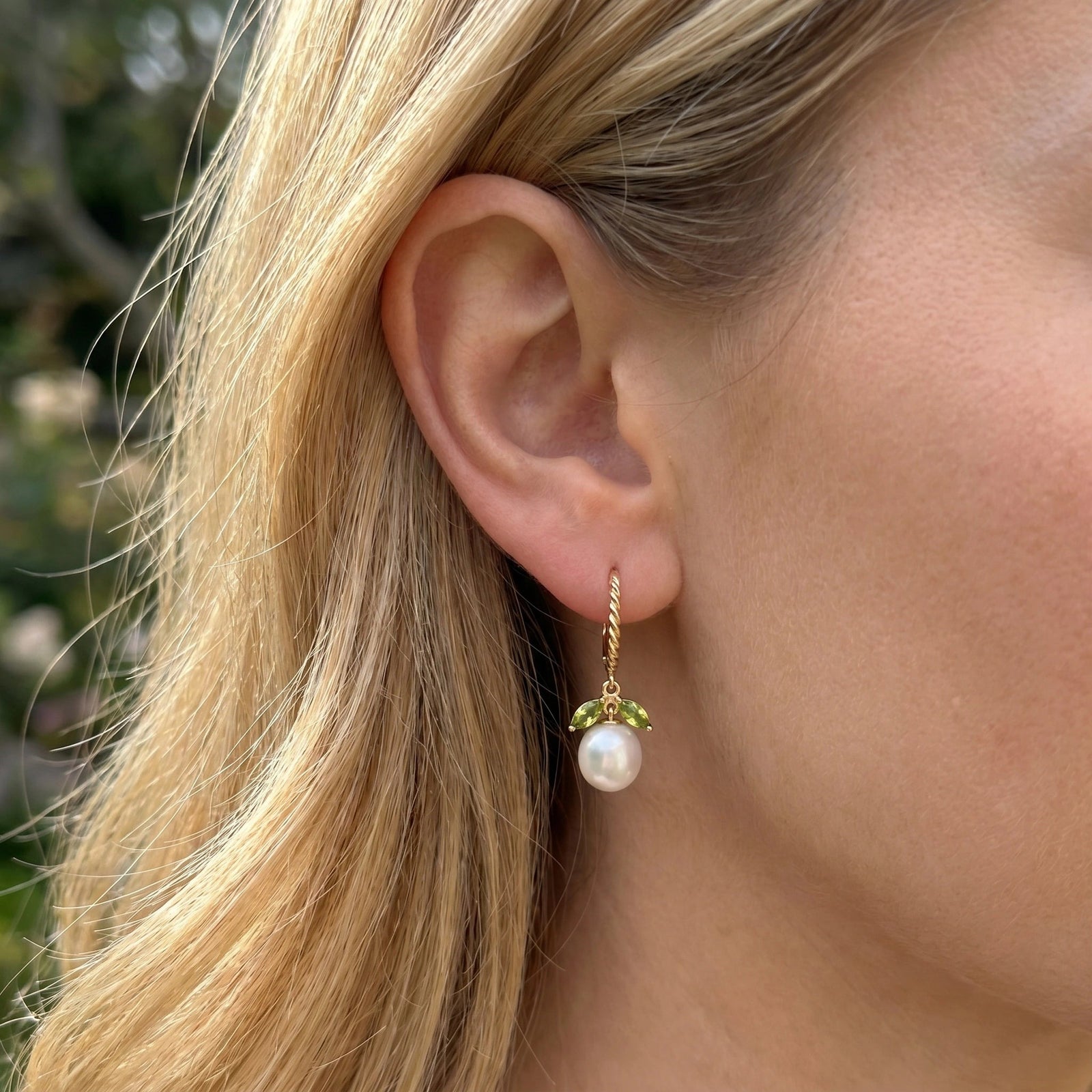 Yellow Gold Leverback Earrings Peridot 10K — Argentina