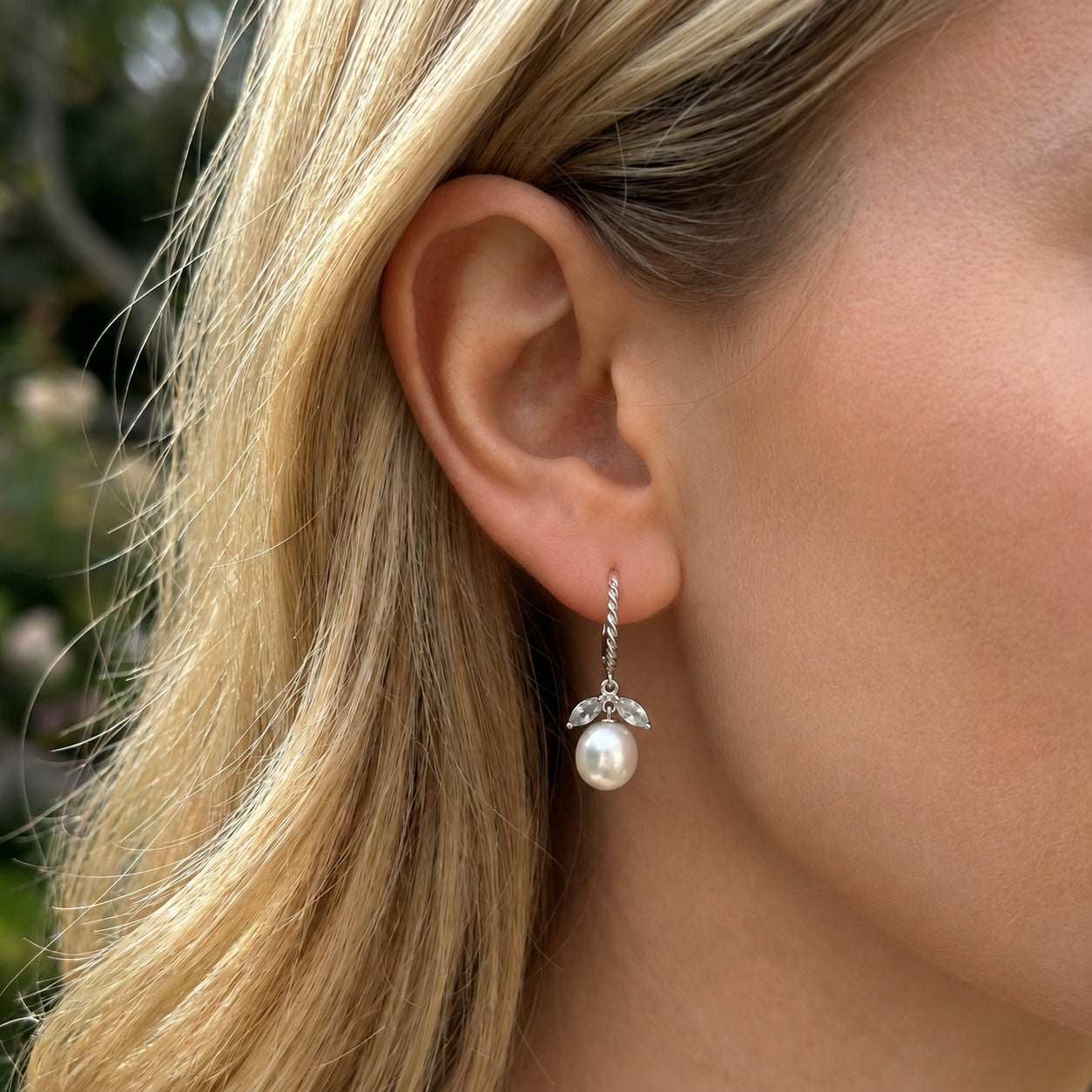 White Gold Leverback Earrings Garnet 10K — Argentina