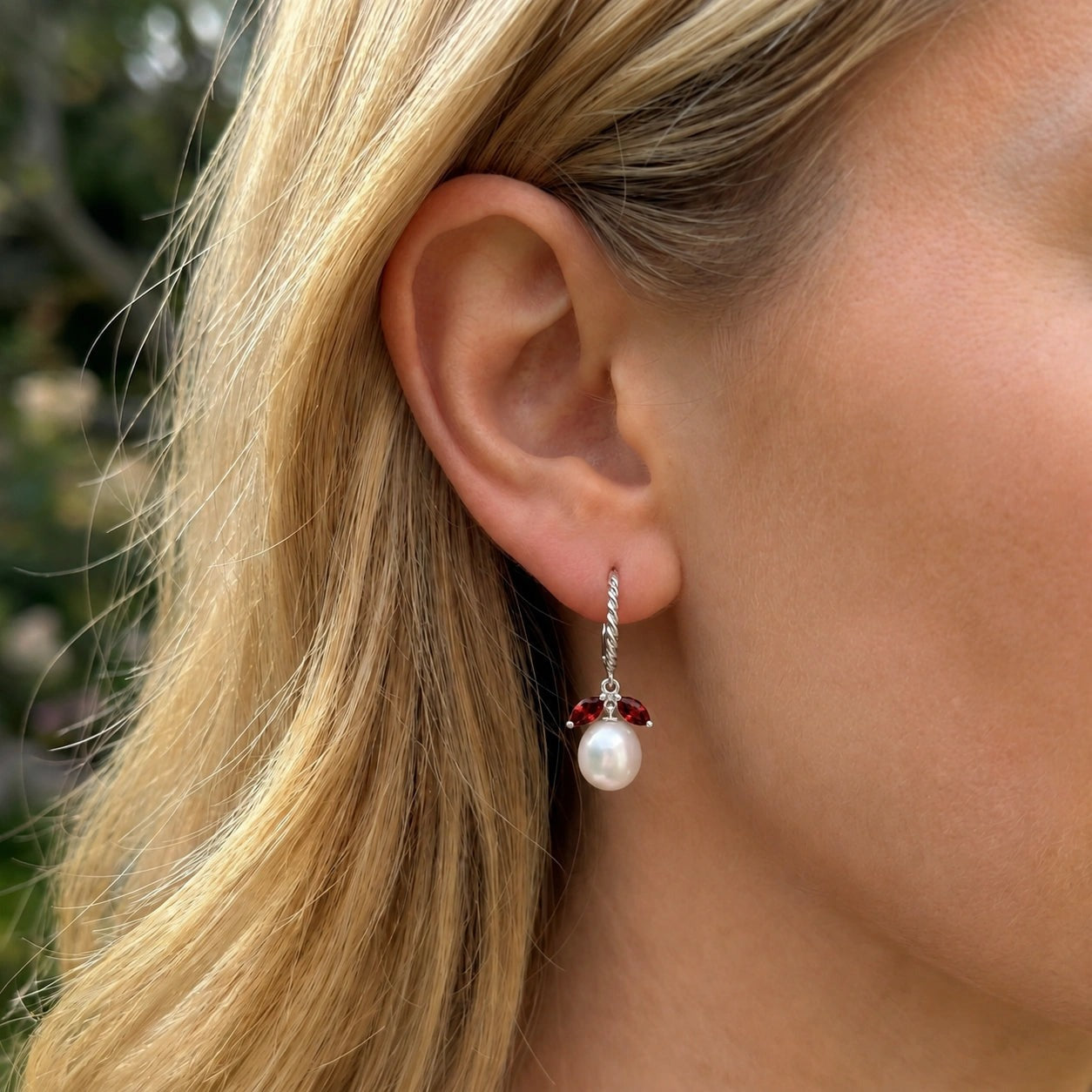 White Gold Leverback Earrings Garnet 10K — Argentina