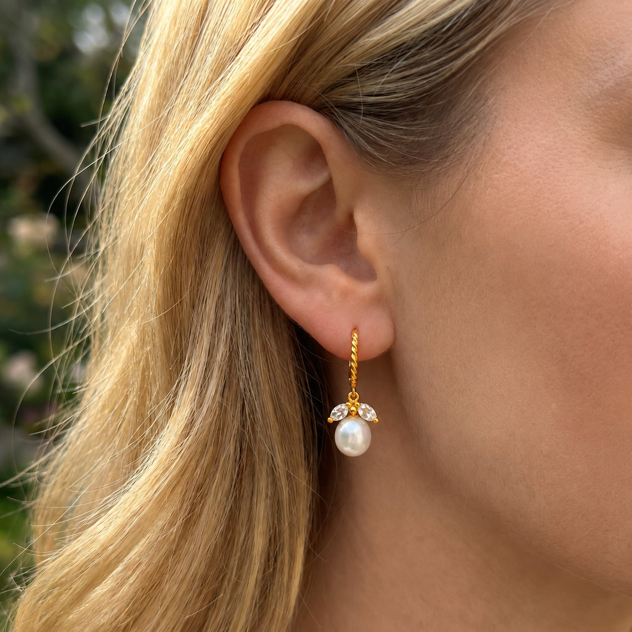 Yellow Gold Leverback Earrings Garnet 10K — Argentina