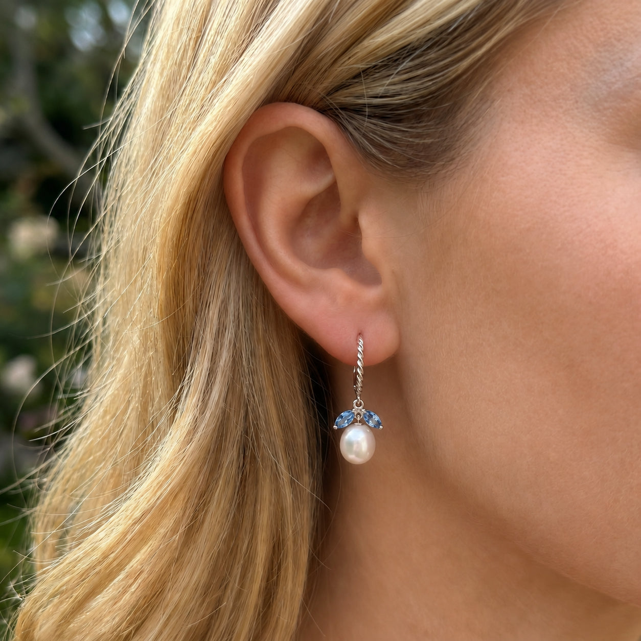 White Gold Leverback Earrings Blue Topaz 10K — Argentina