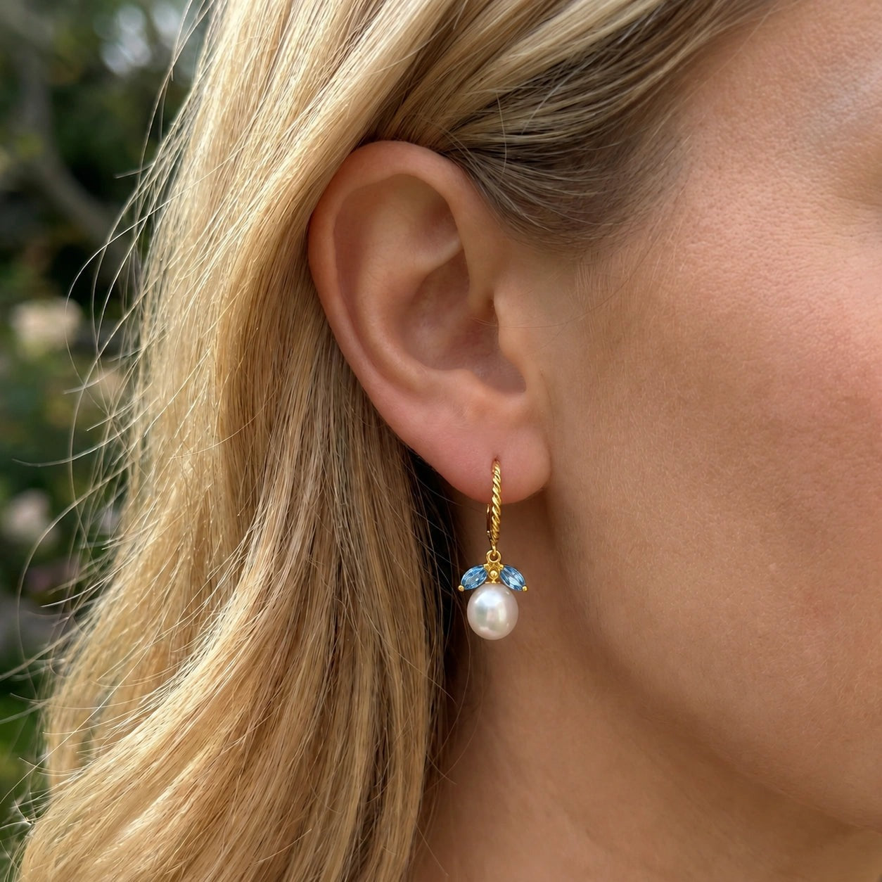 Yellow Gold Leverback Earrings Blue Topaz 10K — Argentina
