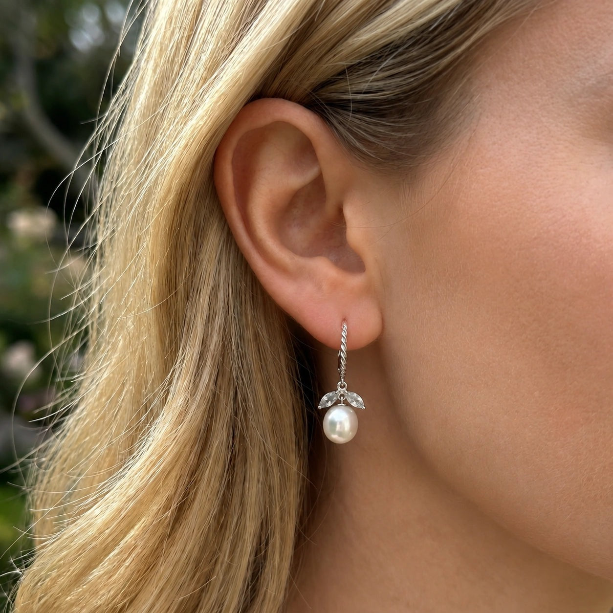 White Gold Leverback Earrings Aquamarine 10K — Argentina