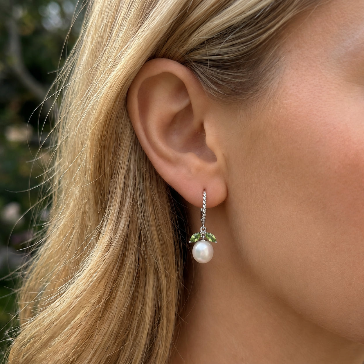 White Gold Leverback Earrings White Topaz 10K — Argentina