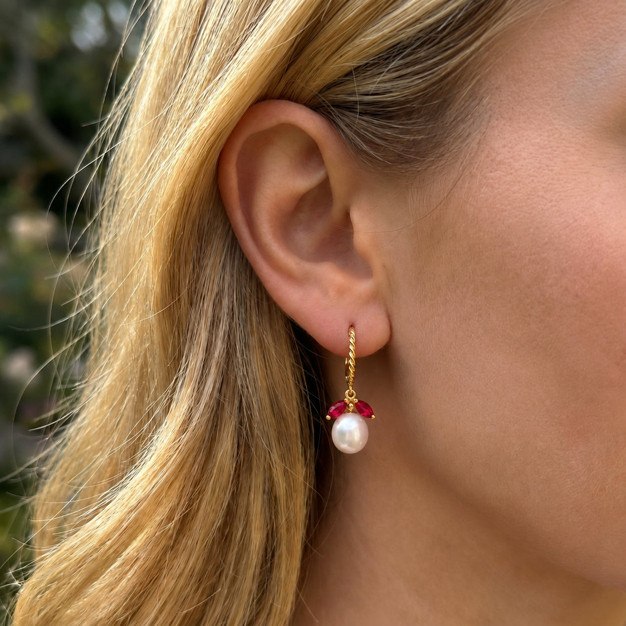 Yellow Gold Leverback Earrings Ruby 10K — Argentina