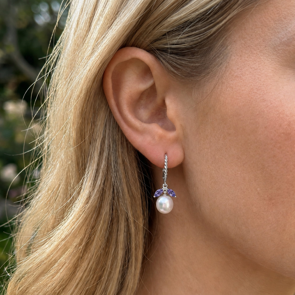 White Gold Leverback Earrings Emerald 10K — Argentina