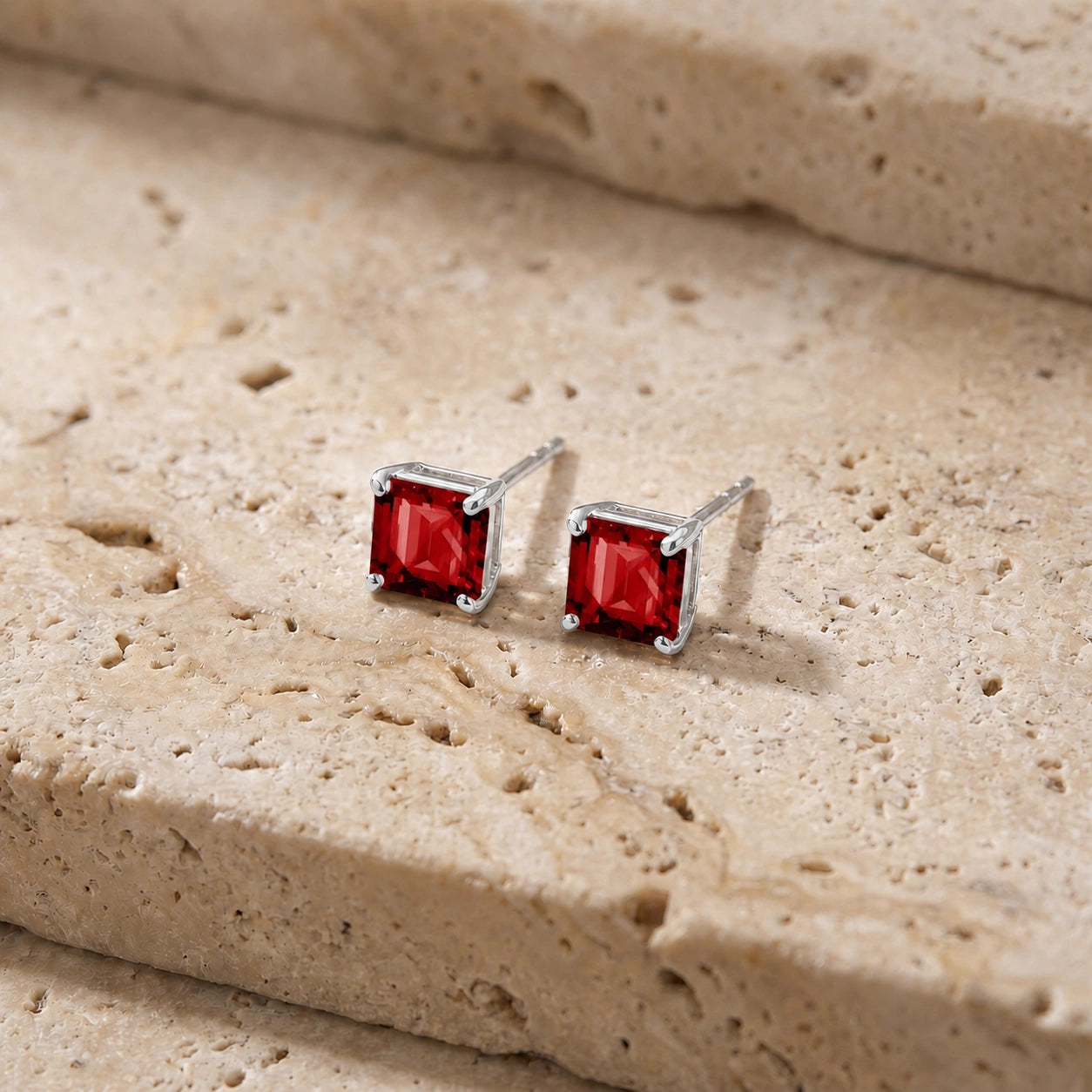 White Gold Garnet — Mariacunegonda
