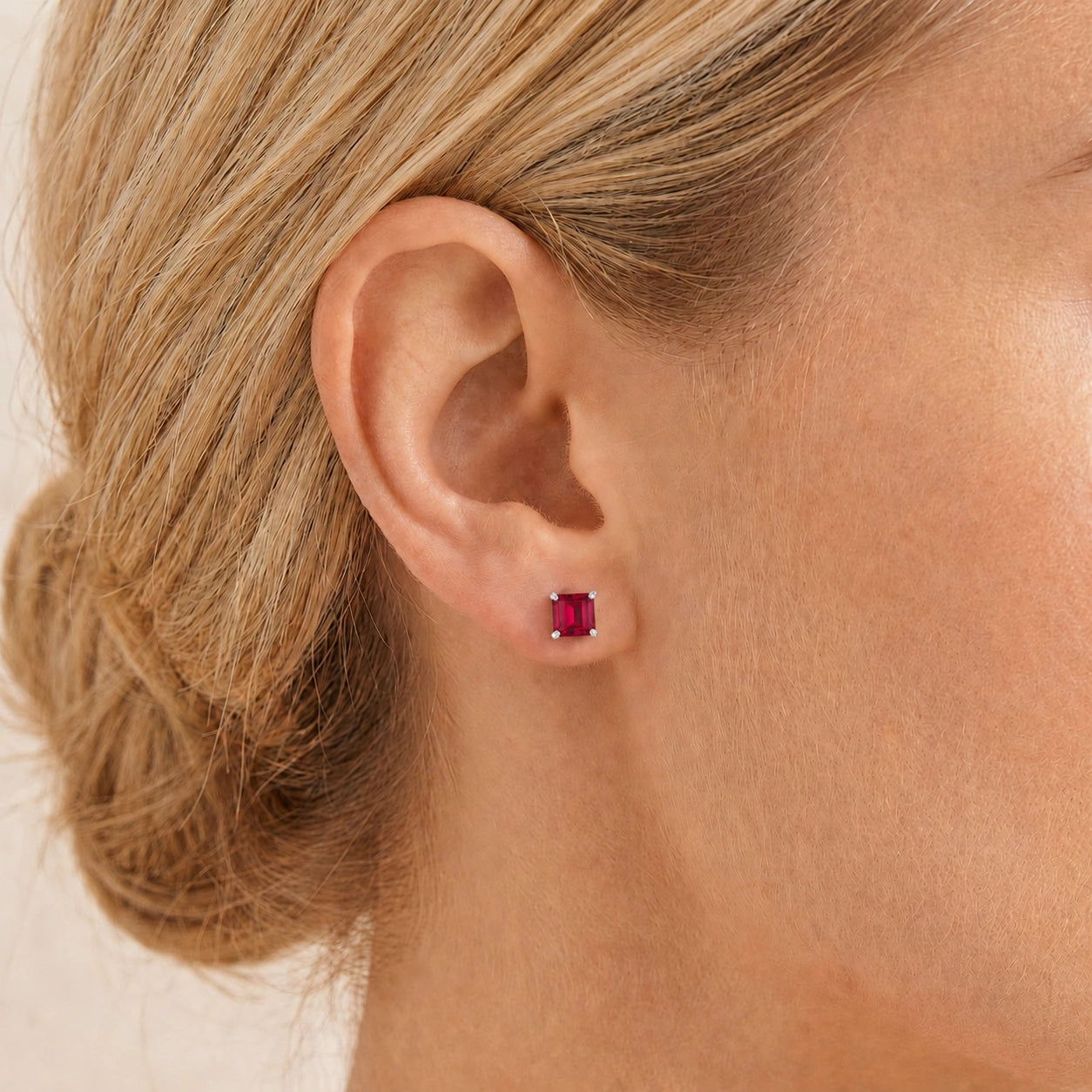 White Gold Ruby — Mariacunegonda
