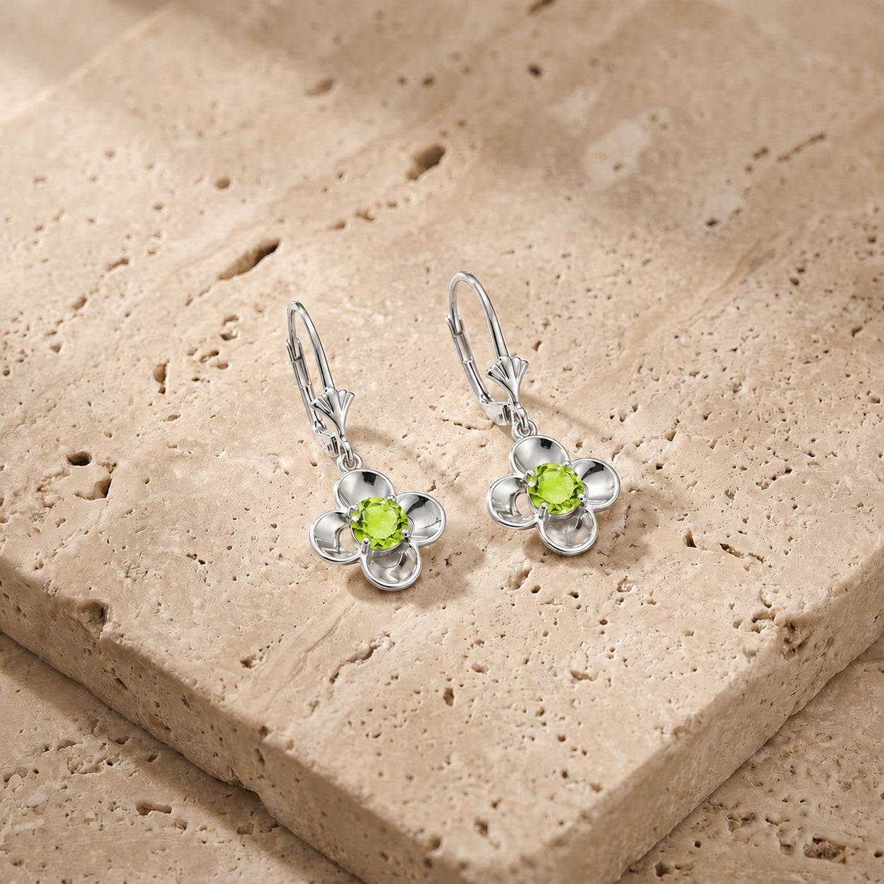 White Gold Belle Earrings Sapphire 10K — Diamante