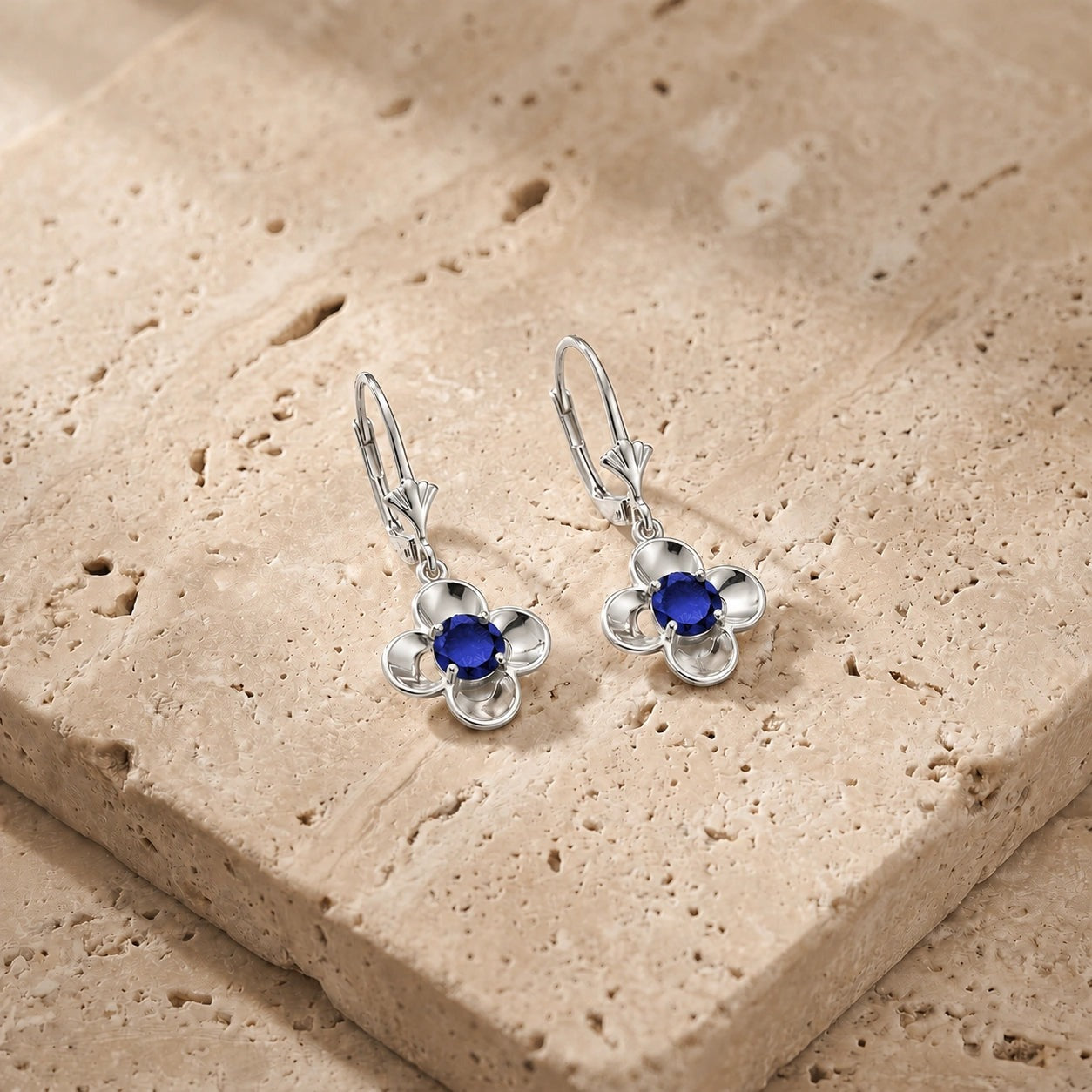 White Gold Belle Earrings Sapphire 10K — Diamante