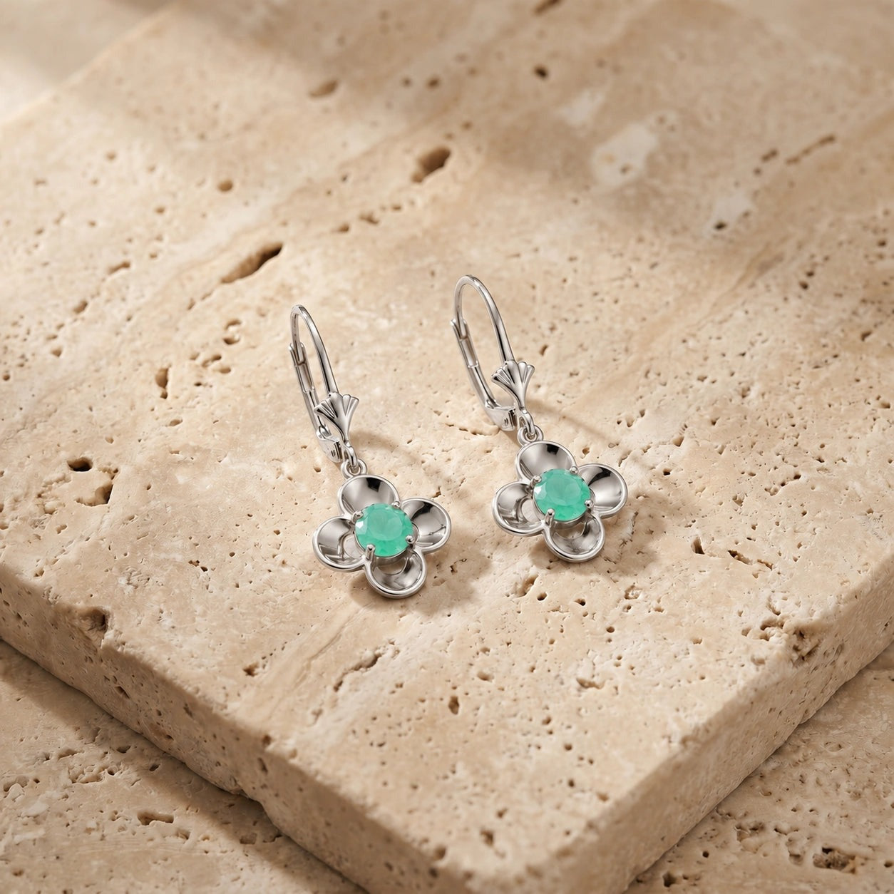 White Gold Belle Earrings Emerald 10K — Diamante