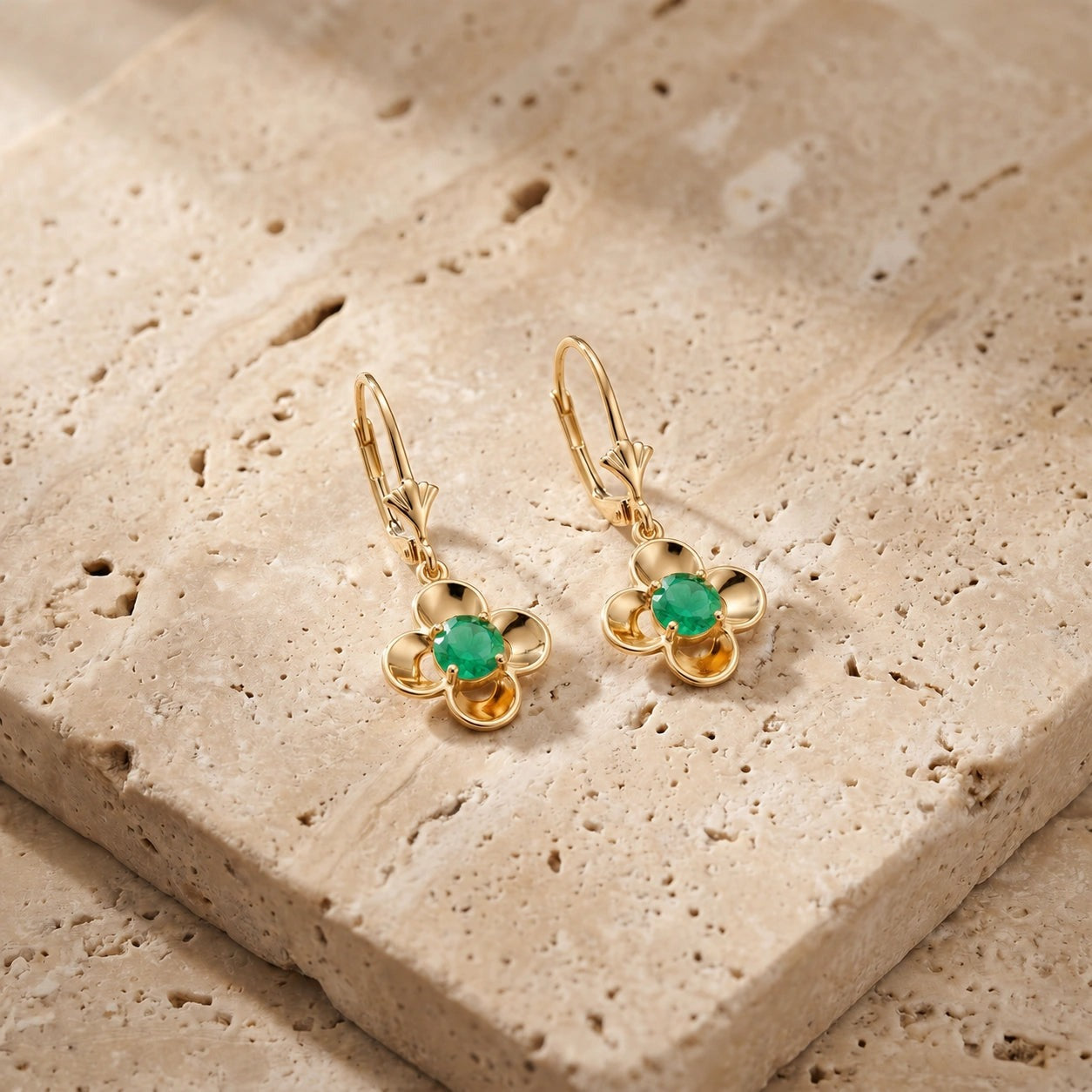 Yellow Gold Belle Earrings Emerald 10K — Diamante