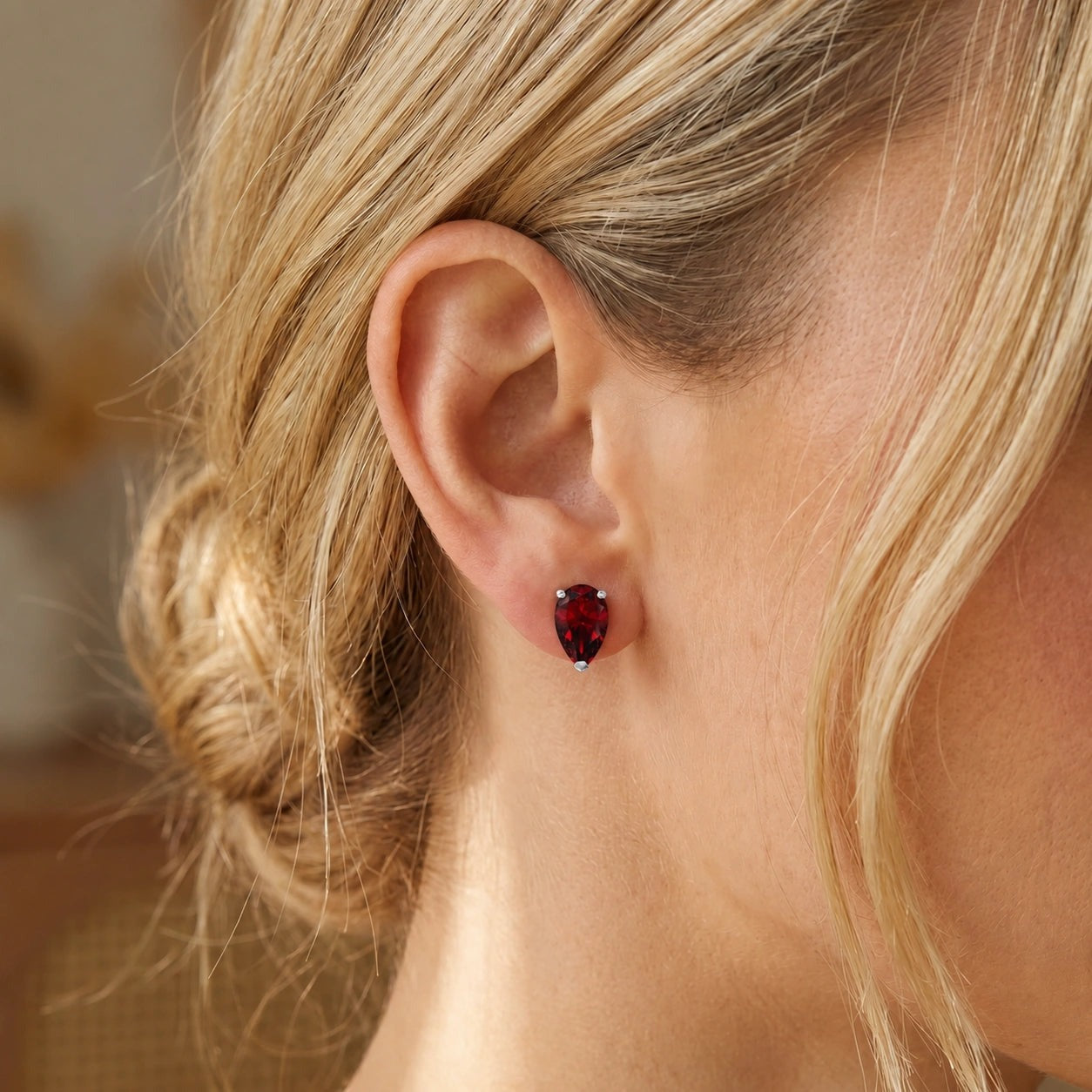 White Gold Grace Earrings Garnet 10K — Elisabetta