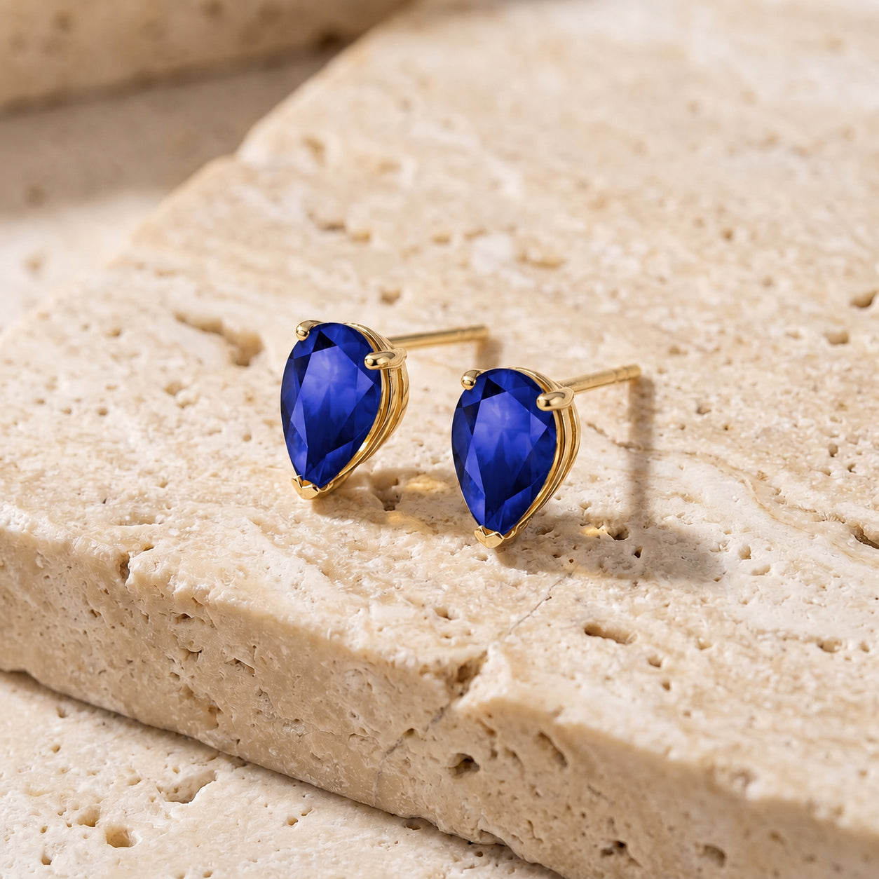 Yellow Gold Grace Earrings Emerald 10K — Elisabetta