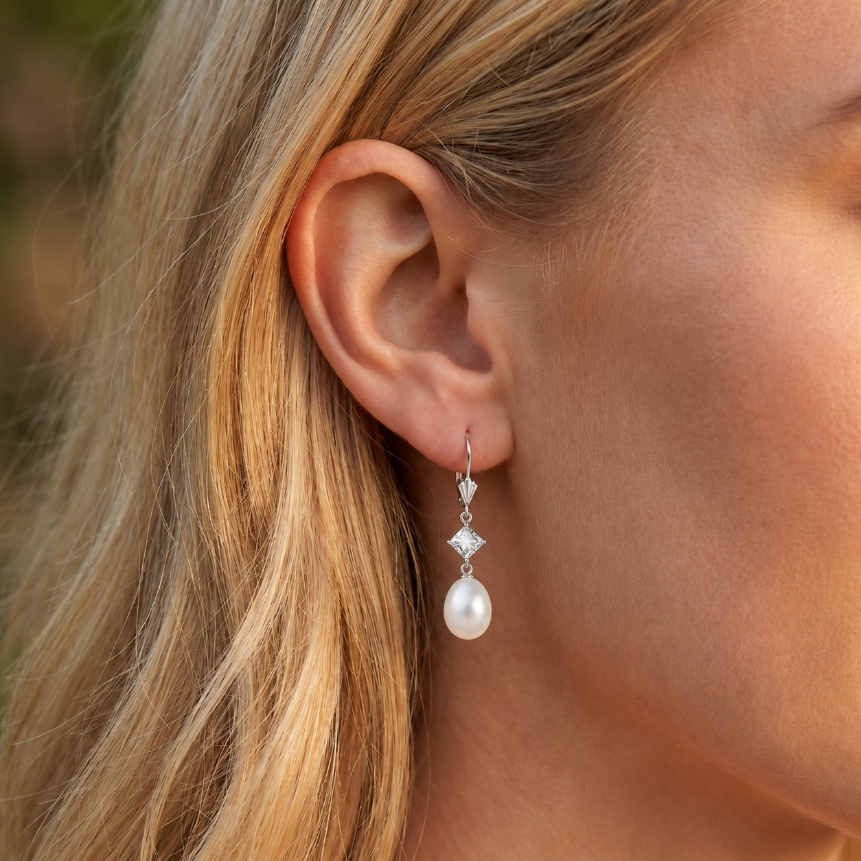 White Gold Petal Earrings Pearl 10K — Fabiola
