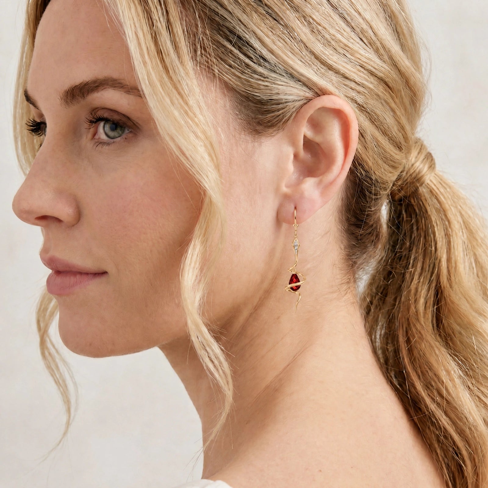 Yellow Gold Earrings Garnet 10K — Gioia