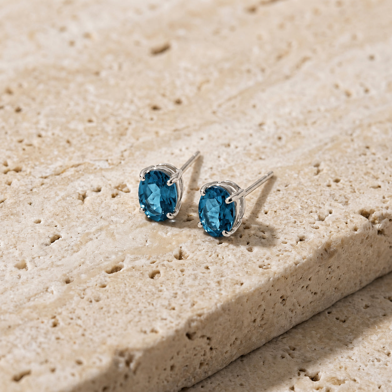 White Gold Belle Earrings Emerald 10K — Genoveffa