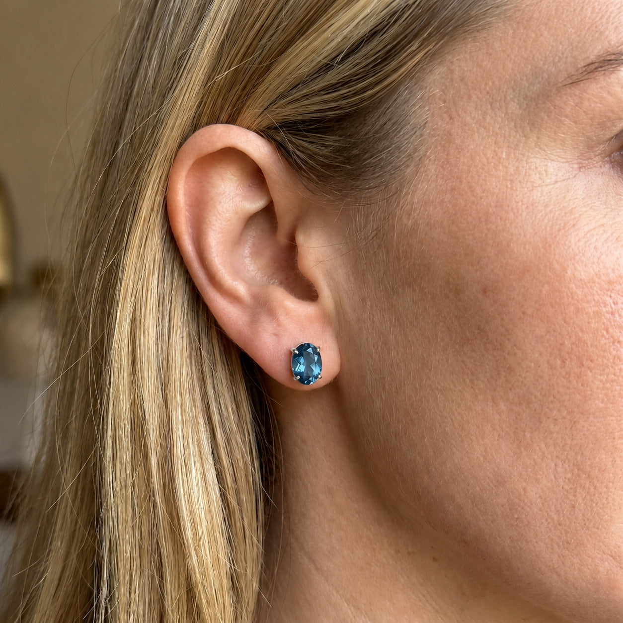 White Gold Belle Earrings Emerald 10K — Genoveffa
