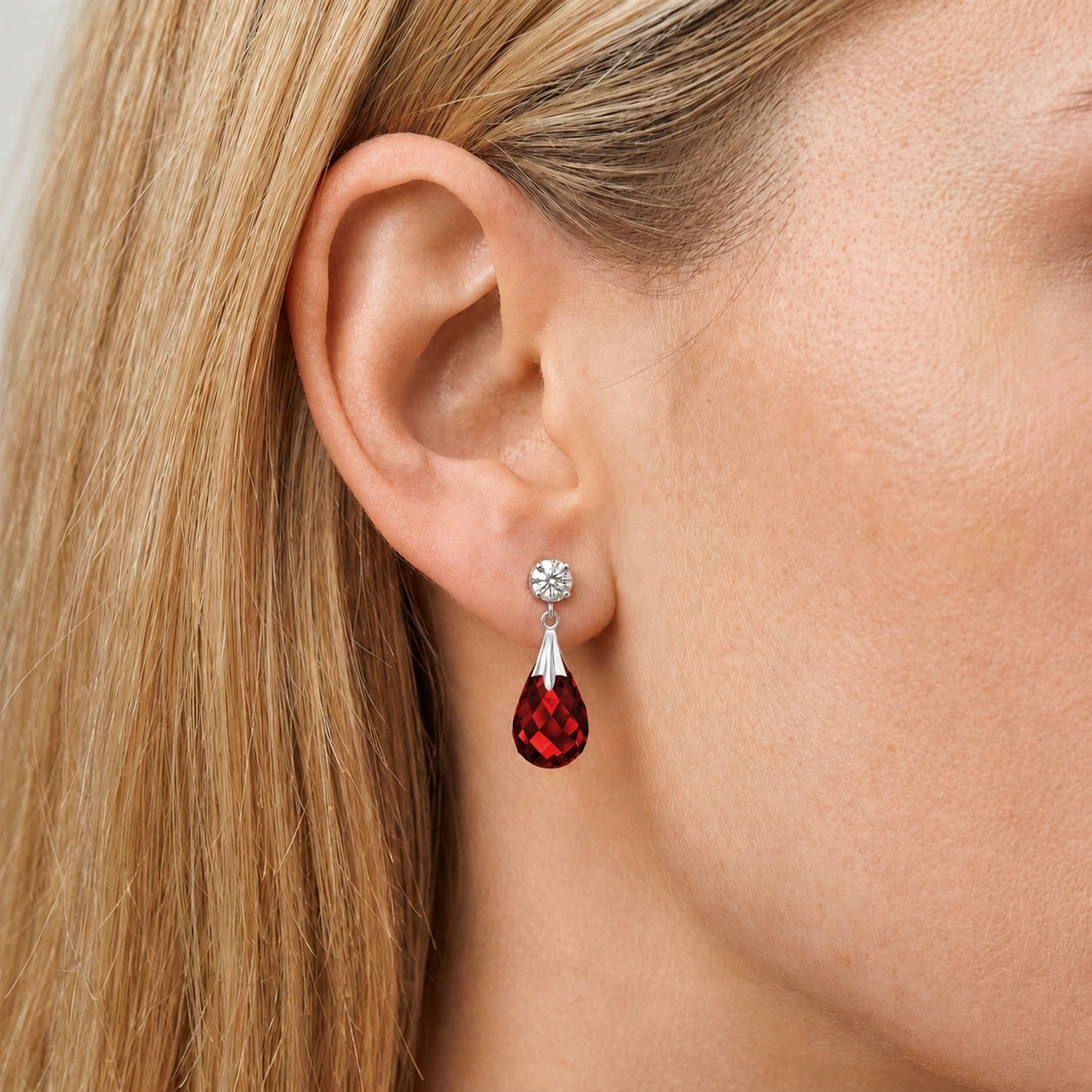 White Gold Garnet & Diamond — Mariageltrude