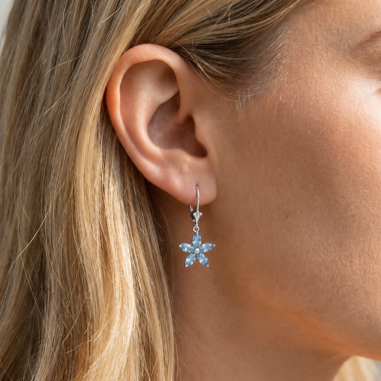 White Gold Heritage Earrings Emerald 10K — Stella
