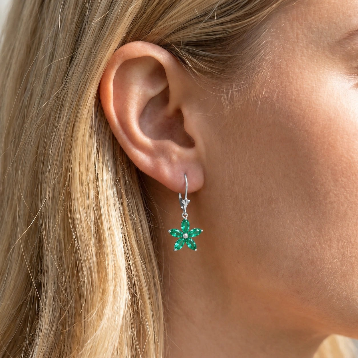White Gold Heritage Earrings Emerald 10K — Stella