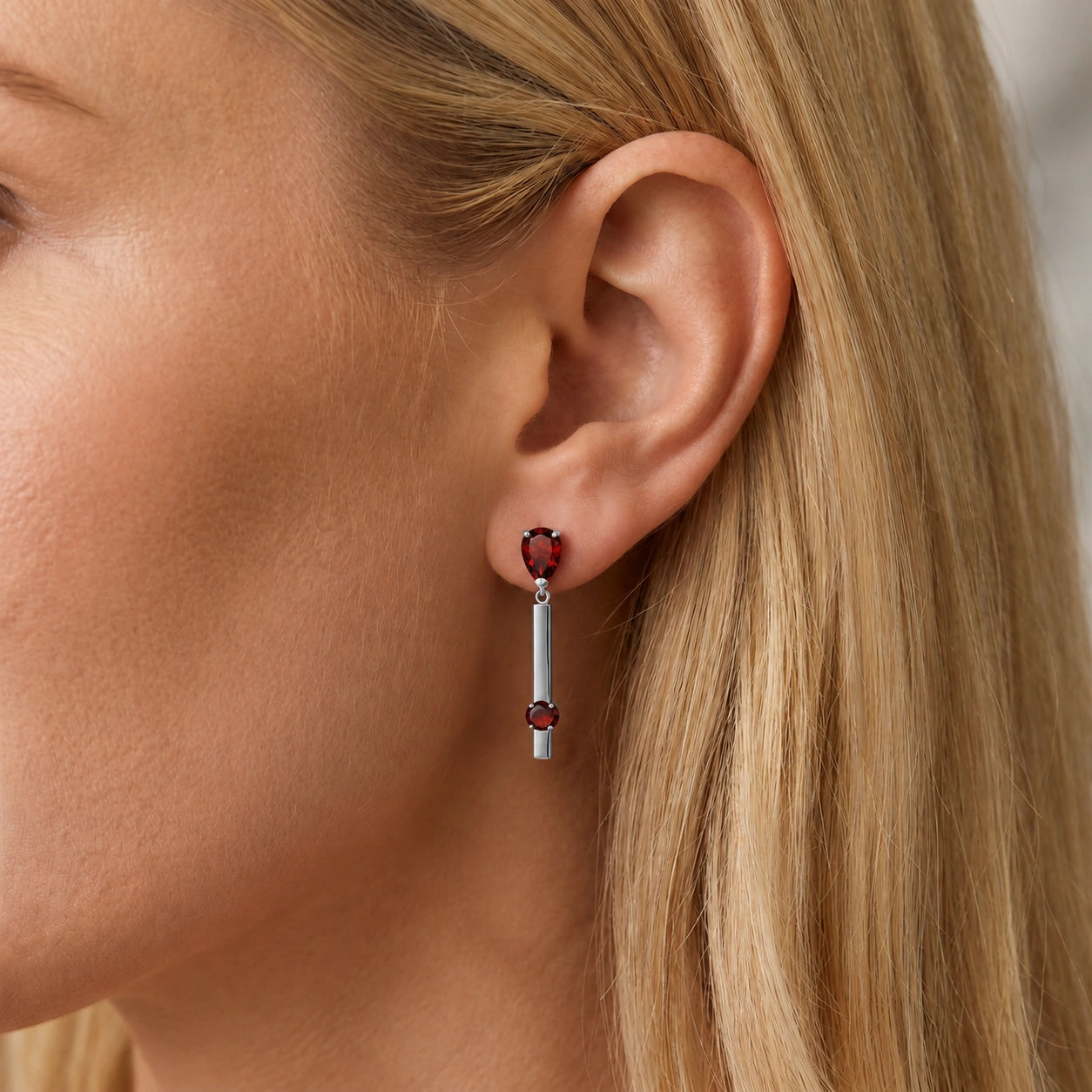 White Gold Garnet — Mariagertrude