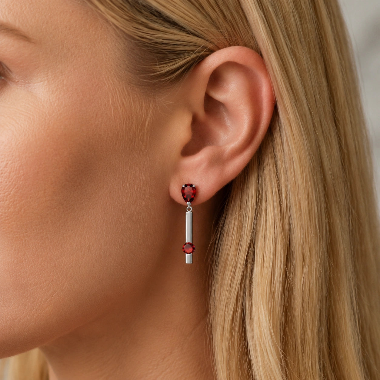 White Gold Garnet — Mariagertrude