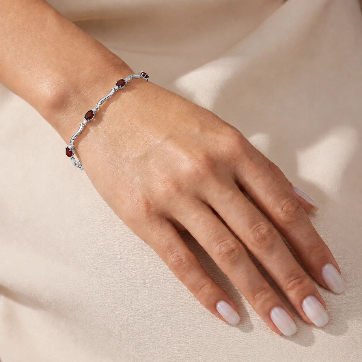 White Gold Garnet & Diamond — Mariaguendalina