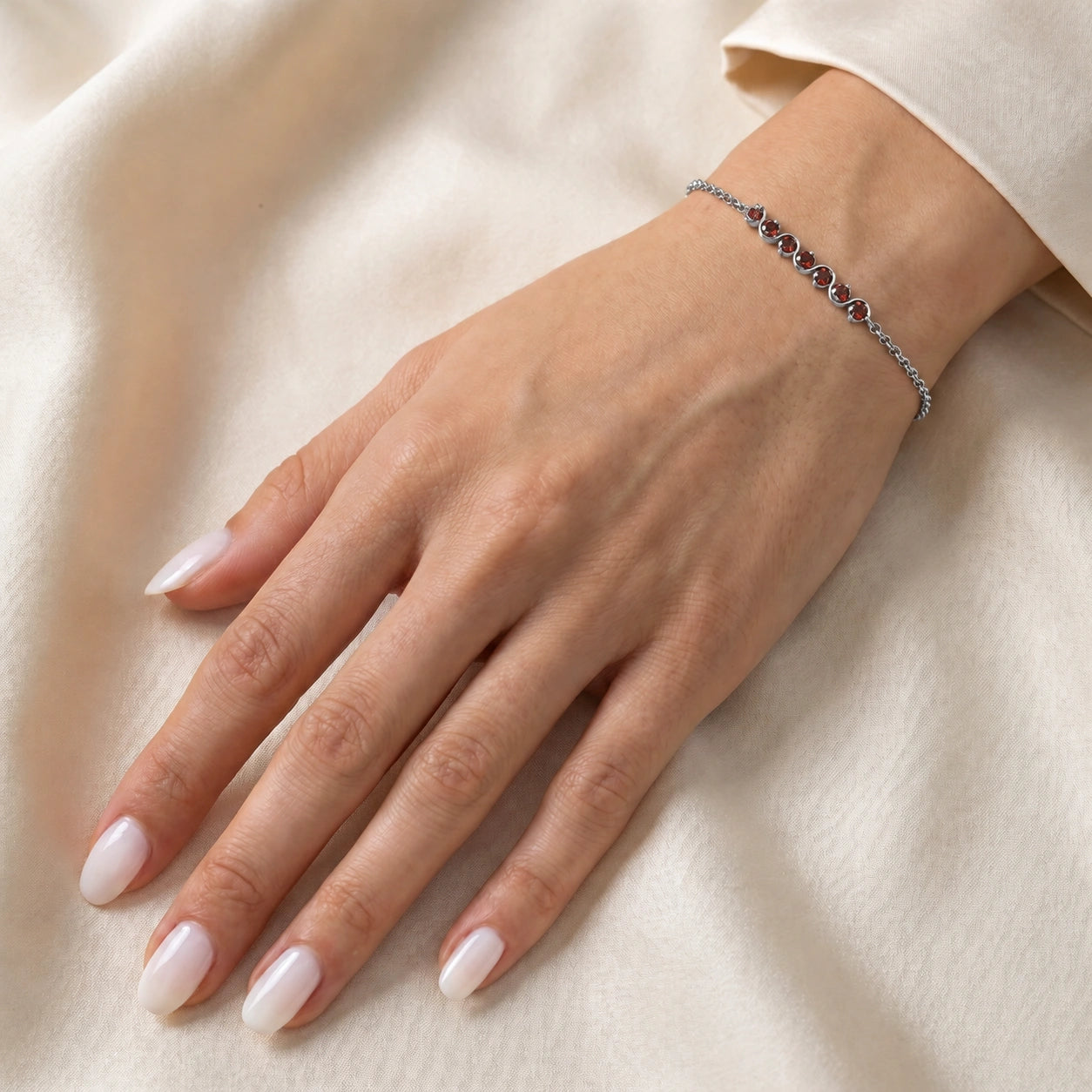 White Gold Bracelet Garnet 10K — Isolina
