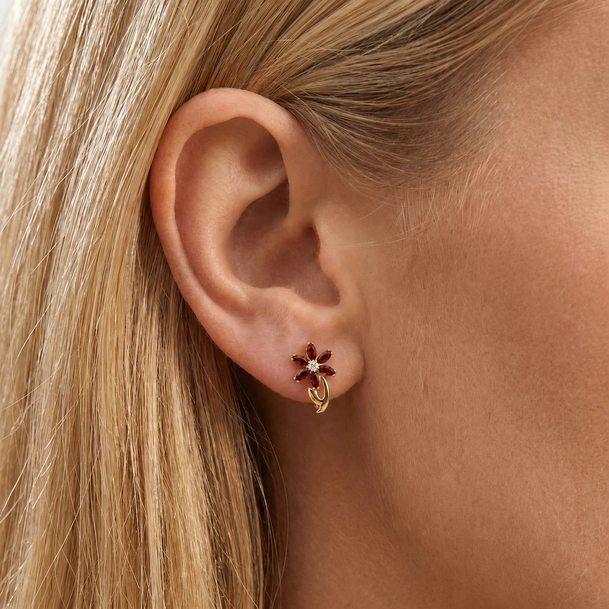 Yellow Gold Earrings Garnet 10K — Carolina