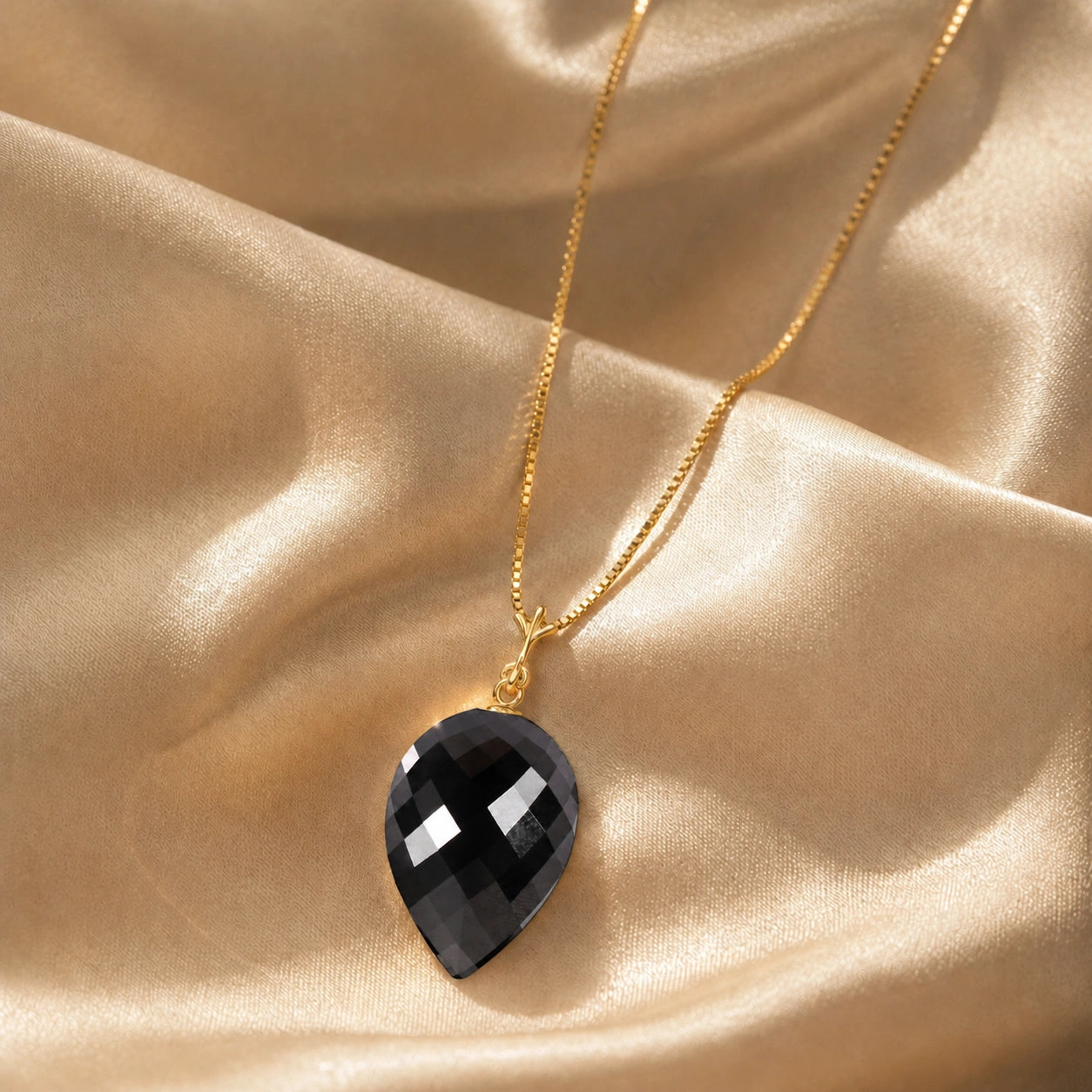 Yellow Gold Pendant Necklace Spinel 10K — Primavera