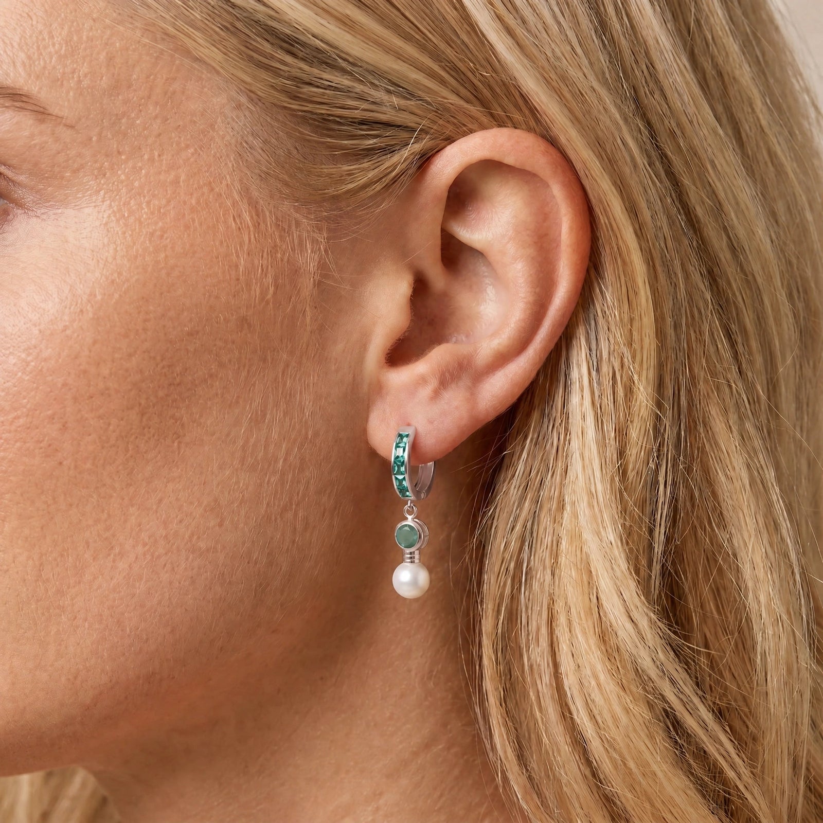 White Gold Classic Earrings Emerald 10K — Fabrizia