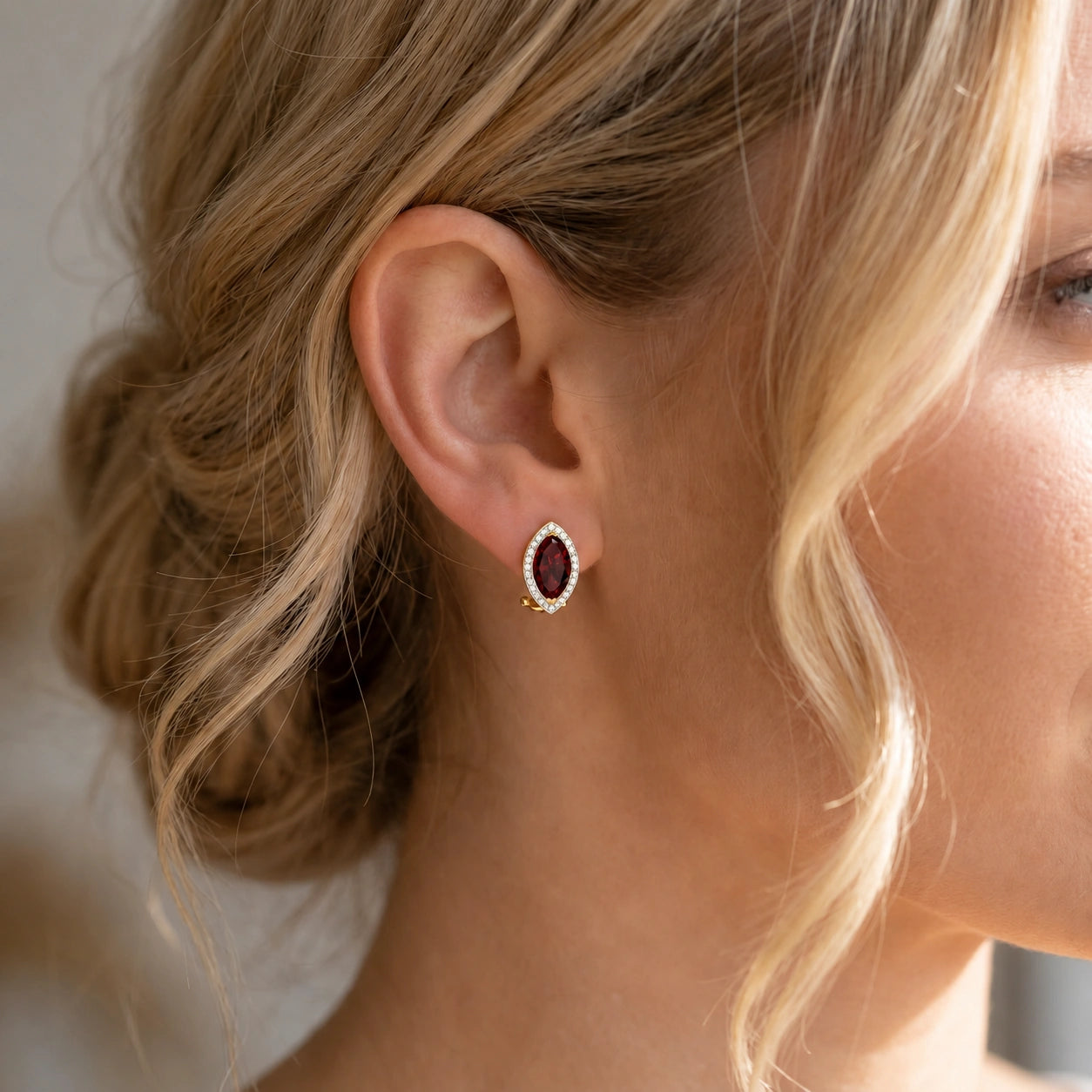 Yellow Gold Earrings Garnet 10K — Mariella