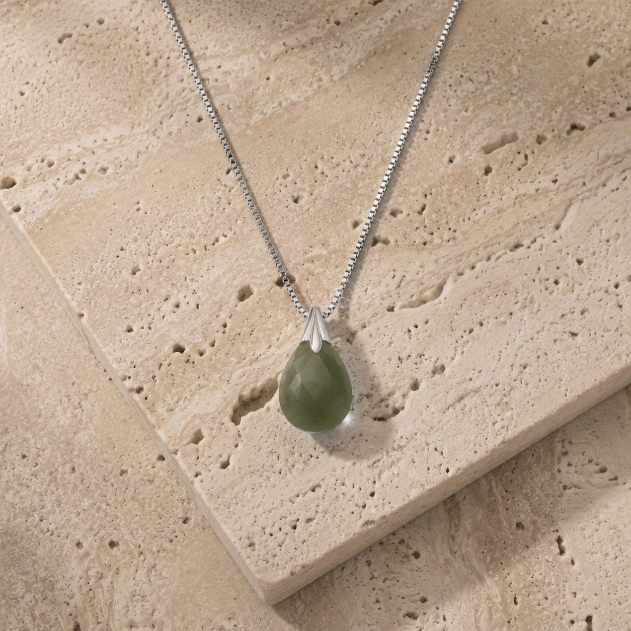 White Gold Gra Necklace Emerald 10K — Amabile