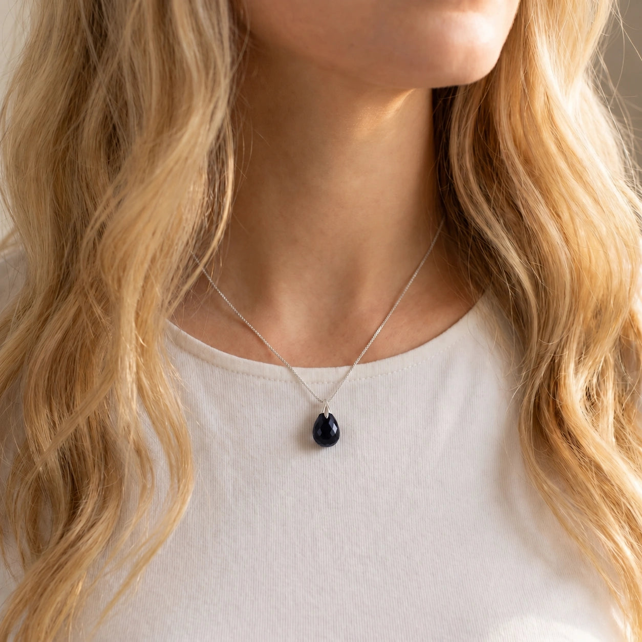 White Gold Gra Necklace Sapphire 10K — Amabile