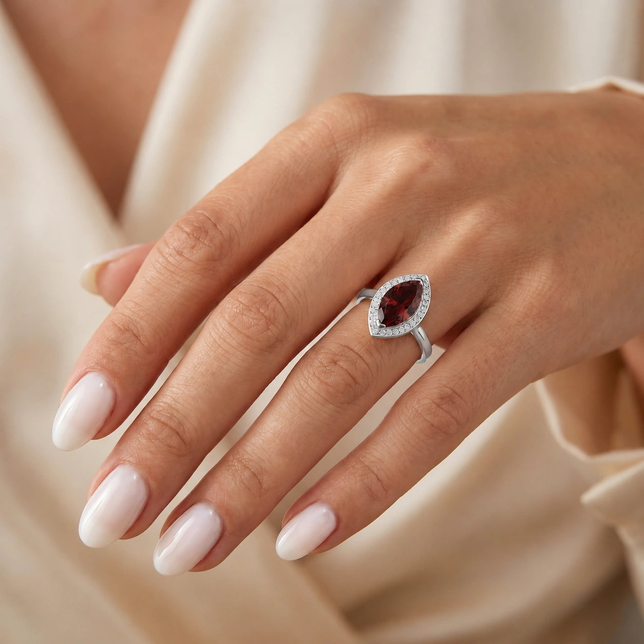 White Gold Ring Garnet 10K — Eliana
