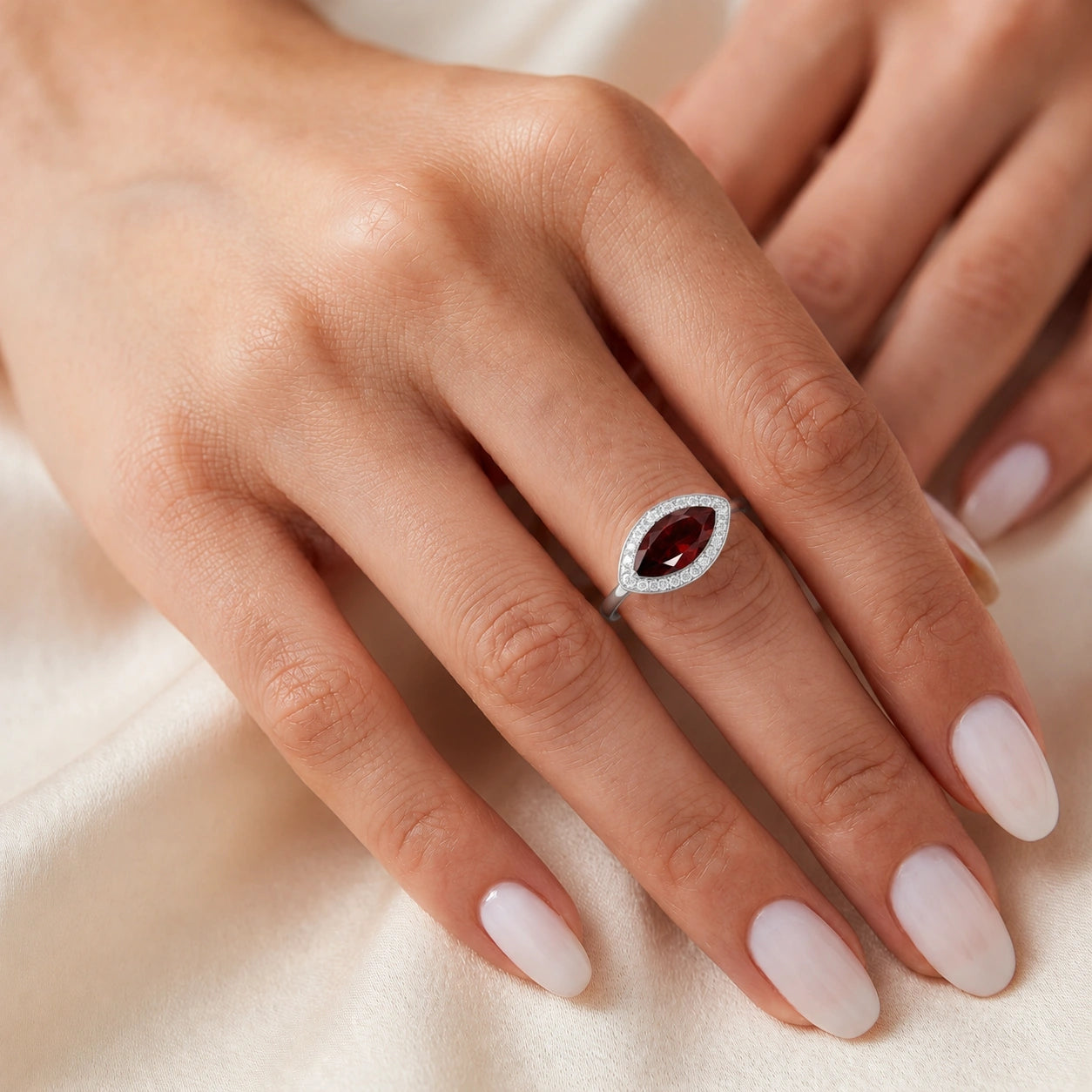 White Gold Ring Garnet 10K — Eliana