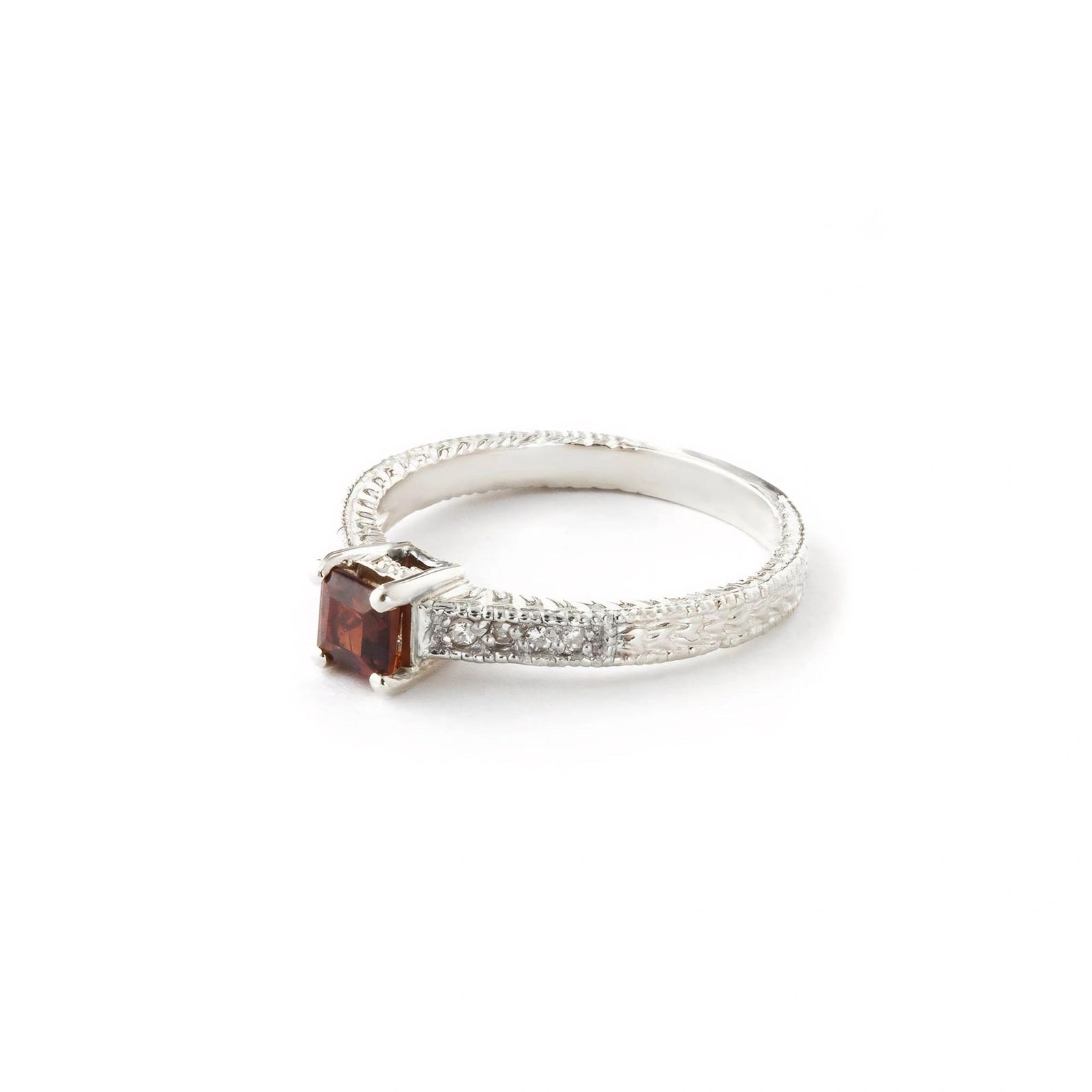 White Gold Ring Garnet 10K — Ginevra