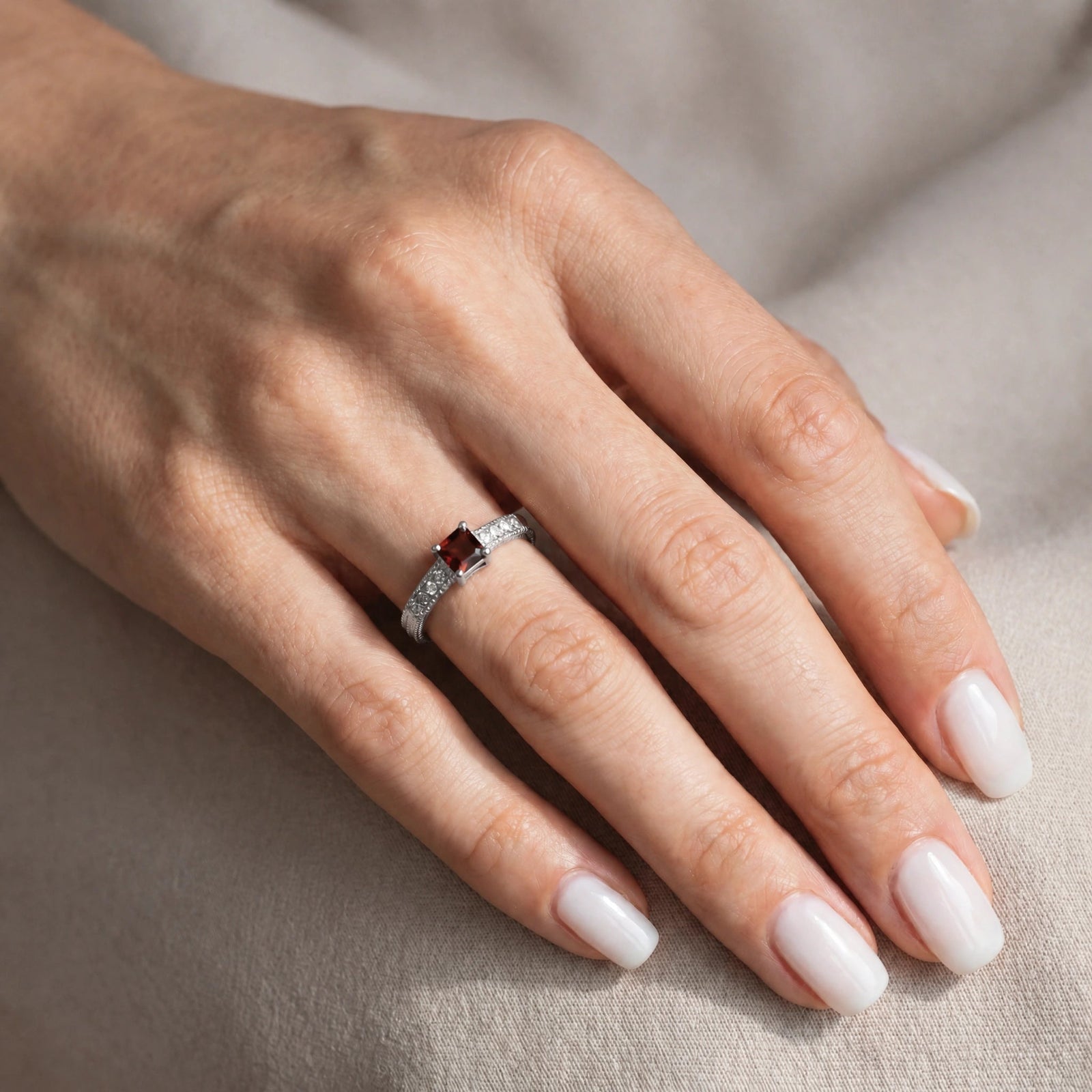 White Gold Ring Garnet 10K — Ginevra